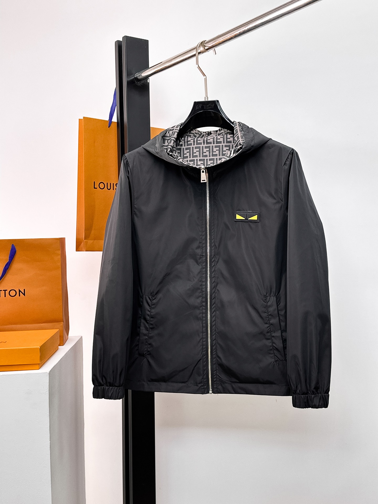 NO:662317,Same style as Fendi official website, on sale in advance!  2025ss new men's double-sided jacket, original single and three-standard high-end version!  With hidden hood, custom-made fabrics at the counter, highly breathable and comfortable, impeccable details, brand element design concept, reflecting high quality. It feels delicate and soft!  It presents a casual cut and the upper body shape is awesome!  Size M～3XL, maximum wearing capacity is 195kg.,,fendi,jackets & coats,jackets & coats,hats, 19860909芬迪 官网同款,提前发售！2025ss新款男士双面夹克外套,原单三标齐全高端版本！带隐藏帽,专柜定制面料 透气舒适度高,细节无可挑剔,品牌元素设计理念,体现高品质.手感细腻柔软！呈现休闲裁剪,上身版型超赞！码数M～3XL,最大穿195斤.,,fendi,jackets & coats,jackets & coats,hats, ,Men's clothing