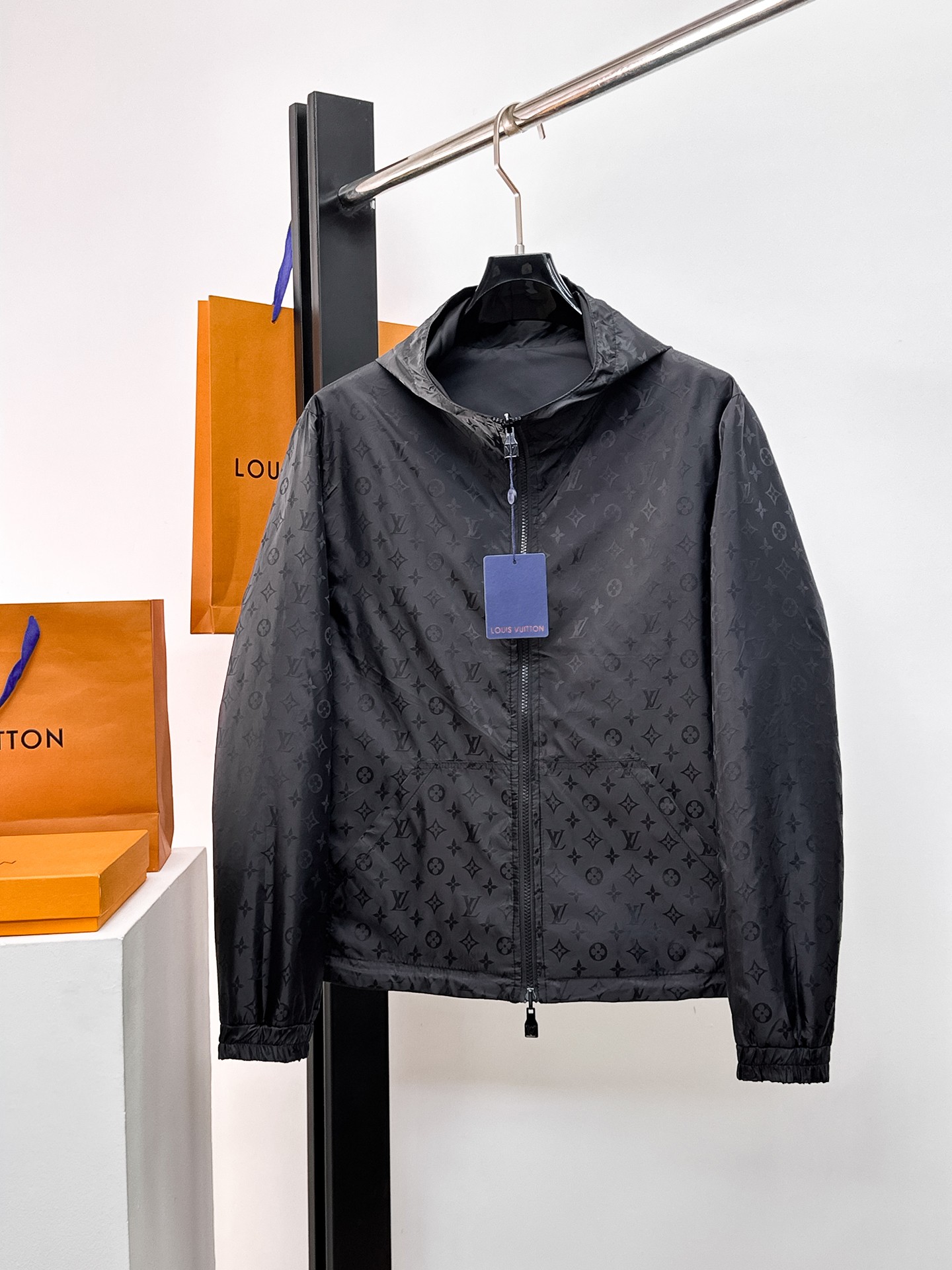 NO:662319,Same style as on LV official website, on sale in advance!  2025ss new men's jacket, original three-standard high-end version!  With hidden hood, custom-made fabrics at the counter, highly breathable and comfortable, impeccable details, brand element design concept, reflecting high quality. It feels delicate and soft!  It presents a casual cut and the upper body shape is awesome!  Size M～3XL, maximum wear is 195kg.,,louis vuitton,jackets & coats,jackets & coats,hats, 19860909LV 官网同款,提前发售！2025ss新款男士夹克外套,原单三标齐全高端版本！带隐藏帽,专柜定制面料 透气舒适度高,细节无可挑剔,品牌元素设计理念,体现高品质.手感细腻柔软！呈现休闲裁剪,上身版型超赞！码数M～3XL,最大穿195斤.,,louis vuitton,jackets & coats,jackets & coats,hats, ,Men's clothing