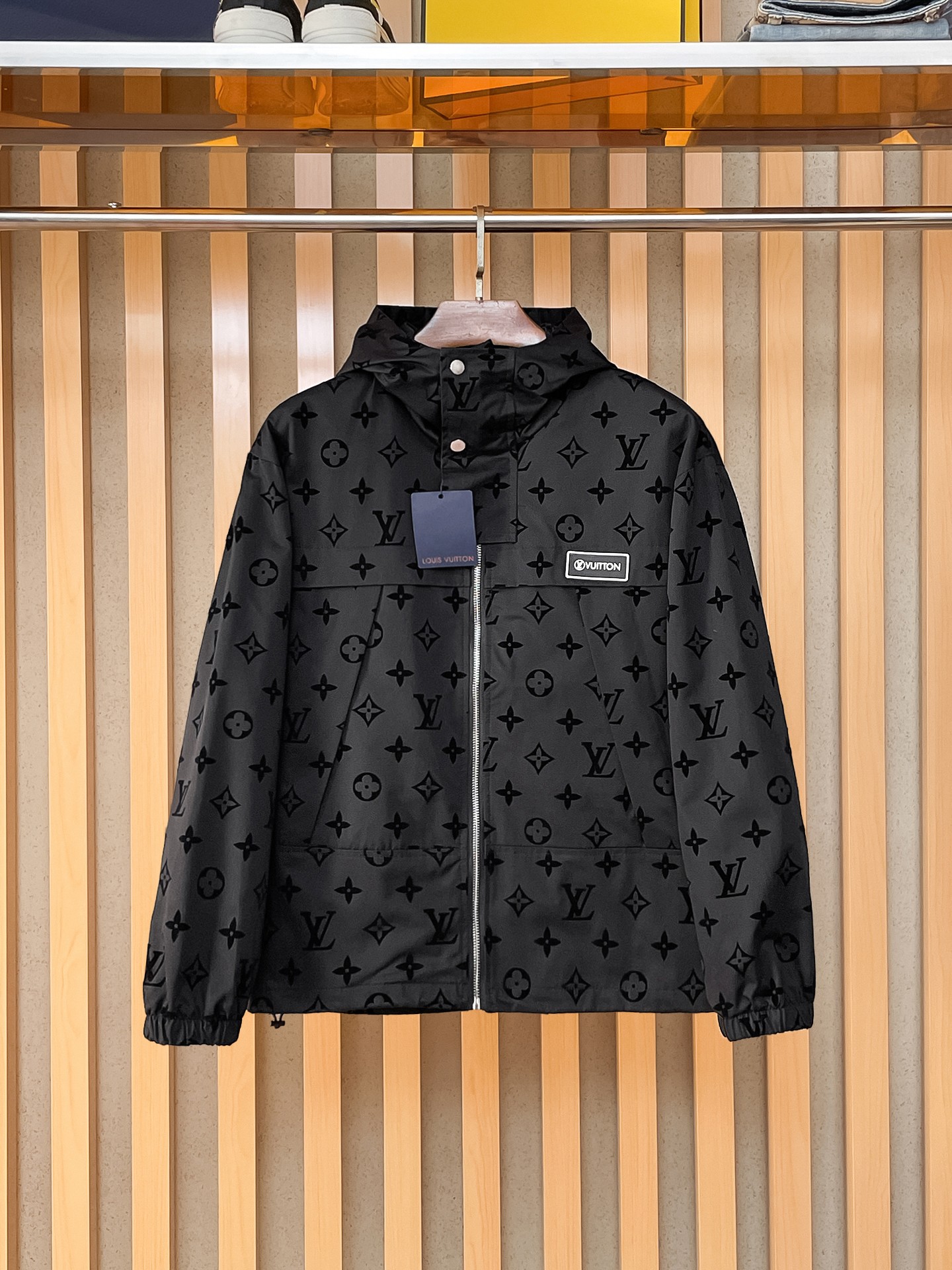 NO:869446,Same style as on LV official website, on sale in advance!  2026ss new men's jacket, original three-standard high-end version!  With hidden hood, custom-made fabrics at the counter, highly breathable and comfortable, impeccable details, brand element design concept, reflecting high quality. It feels delicate and soft!  It presents a casual cut and the upper body shape is awesome!  Size M～3XL, maximum wear is 195kg.,,louis vuitton,jackets & coats,jackets & coats,hats,19860909LV 官网同款,提前发售！2026ss新款男士夹克外套,原单三标齐全高端版本！带隐藏帽,专柜定制面料 透气舒适度高,细节无可挑剔,品牌元素设计理念,体现高品质.手感细腻柔软！呈现休闲裁剪,上身版型超赞！码数M～3XL,最大穿195斤.,,louis vuitton,jackets & coats,jackets & coats,hats,,Men's clothing