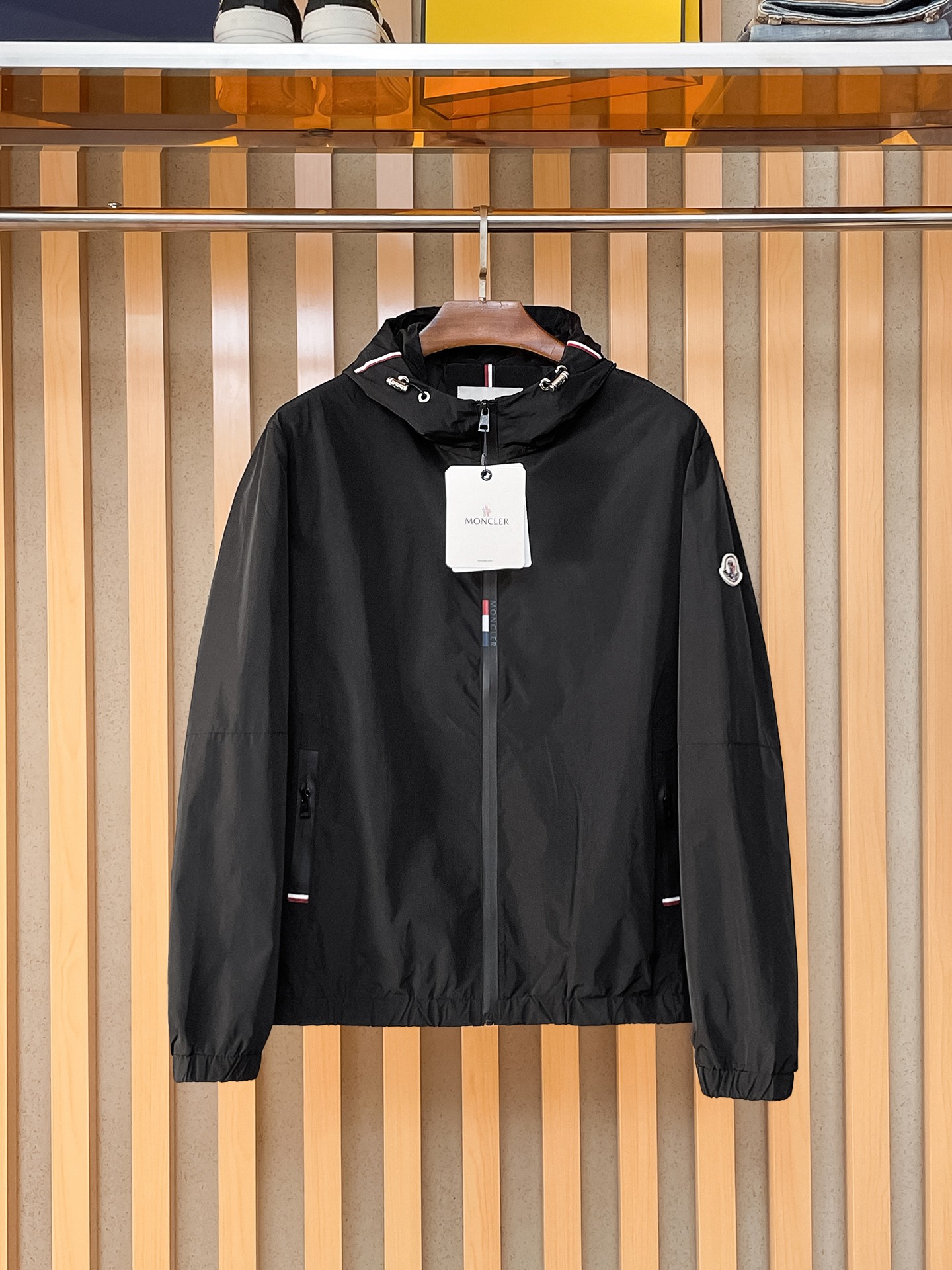 NO:869452,Same style as Mengkou official website, on sale in advance!  2026ss new men's jacket, original three-standard high-end version!  With hidden hood, custom-made fabrics at the counter, highly breathable and comfortable, impeccable details, brand element design concept, reflecting high quality. It feels delicate and soft!  It presents a casual cut and the upper body shape is awesome!  Size M～3XL, maximum wearing capacity is 195 catties.,,Moncler,jackets & coats,jackets & coats,hats,19860909蒙口 官网同款,提前发售！2026ss新款男士夹克外套,原单三标齐全高端版本！带隐藏帽,专柜定制面料 透气舒适度高,细节无可挑剔,品牌元素设计理念,体现高品质.手感细腻柔软！呈现休闲裁剪,上身版型超赞！码数M～3XL,最大穿195斤.,,Moncler,jackets & coats,jackets & coats,hats,,Men's clothing