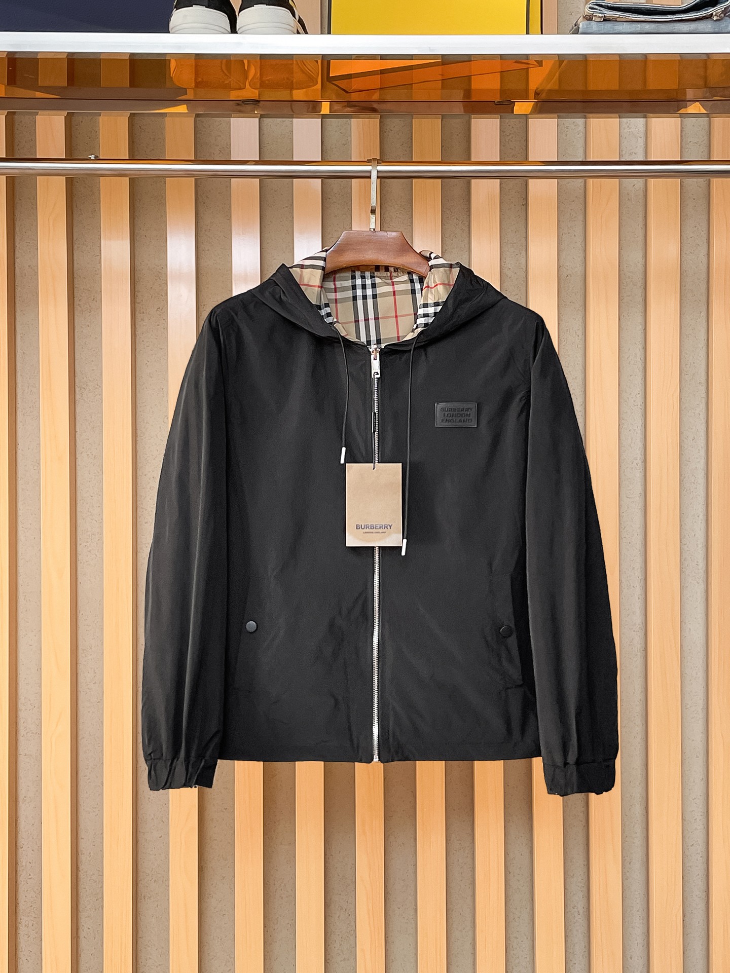 NO:869458,Same style as Burberry official website, on sale in advance!  2026ss new men's reversible jacket, original single and three-standard high-end version!  With hidden hood, custom-made fabrics at the counter, highly breathable and comfortable, impeccable details, brand element design concept, reflecting high quality. It feels delicate and soft!  It presents a casual cut and the upper body shape is awesome!  Size M～3XL, maximum wearing capacity is 195 catties.,,burberry,jackets & coats,jackets & coats,hats,19860909巴宝莉 官网同款,提前发售！2026ss新款男士双面穿夹克外套,原单三标齐全高端版本！带隐藏帽,专柜定制面料 透气舒适度高,细节无可挑剔,品牌元素设计理念,体现高品质.手感细腻柔软！呈现休闲裁剪,上身版型超赞！码数M～3XL,最大穿195斤.,,burberry,jackets & coats,jackets & coats,hats,,Men's clothing
