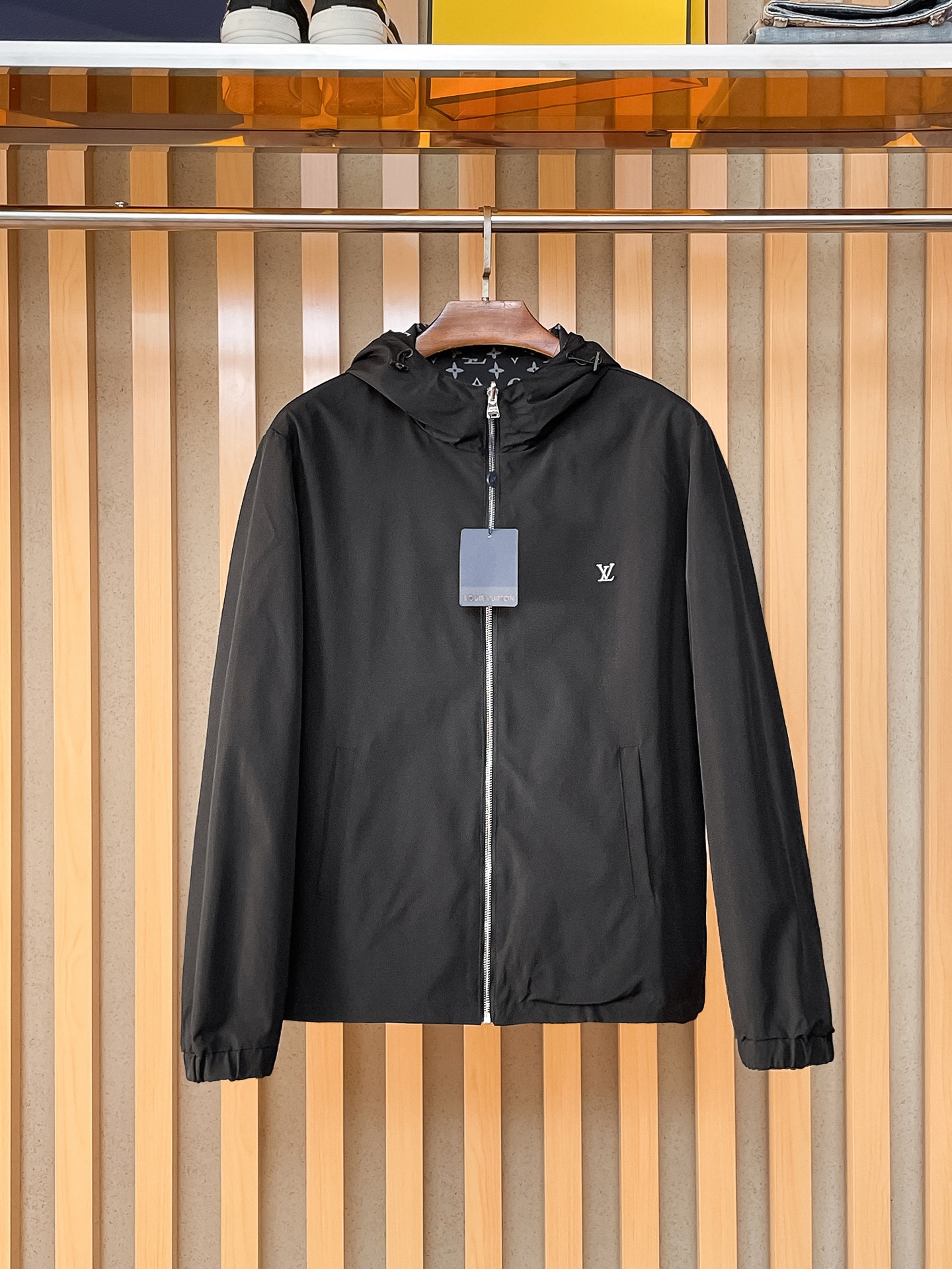 NO:869464,Same style as on LV official website, on sale in advance!  2026ss new men's reversible jacket, original single and three-standard high-end version!  With hidden hood, custom-made fabrics at the counter, highly breathable and comfortable, impeccable details, brand element design concept, reflecting high quality. It feels delicate and soft!  It presents a casual cut and the upper body shape is awesome!  Size M～3XL, maximum wear is 195kg.,,louis vuitton,jackets & coats,jackets & coats,hats,19860909LV 官网同款,提前发售！2026ss新款男士双面穿夹克外套,原单三标齐全高端版本！带隐藏帽,专柜定制面料 透气舒适度高,细节无可挑剔,品牌元素设计理念,体现高品质.手感细腻柔软！呈现休闲裁剪,上身版型超赞！码数M～3XL,最大穿195斤.,,louis vuitton,jackets & coats,jackets & coats,hats,,Men's clothing