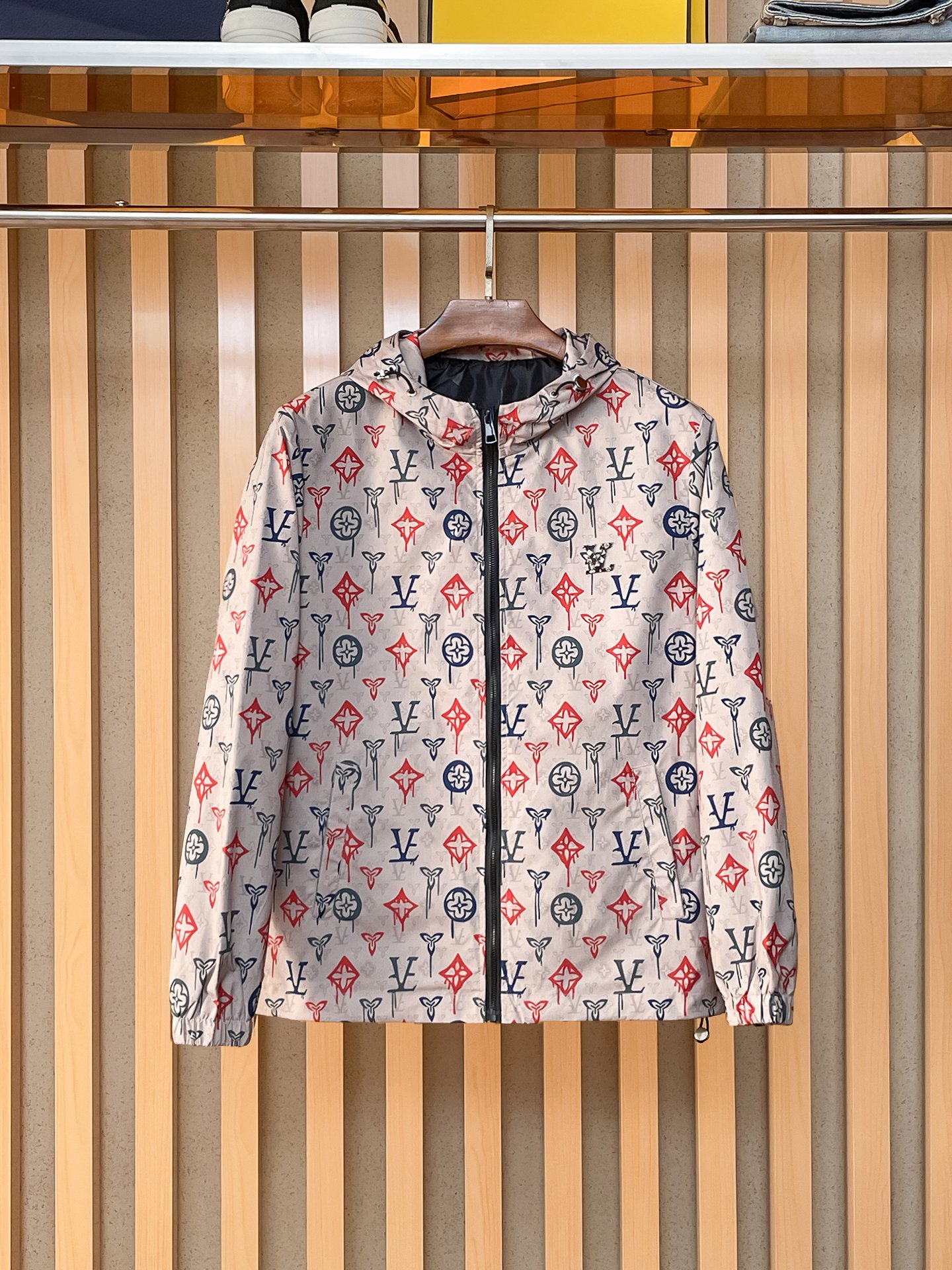 NO:869474,Same style as on LV official website, on sale in advance!  2026ss new men's jacket, original three-standard high-end version!  With hidden hood, custom-made fabrics at the counter, highly breathable and comfortable, impeccable details, brand element design concept, reflecting high quality. It feels delicate and soft!  It presents a casual cut and the upper body shape is awesome!  Size M～3XL, maximum wear is 195kg.,,louis vuitton,jackets & coats,jackets & coats,hats,19860909LV 官网同款,提前发售！2026ss新款男士夹克外套,原单三标齐全高端版本！带隐藏帽,专柜定制面料 透气舒适度高,细节无可挑剔,品牌元素设计理念,体现高品质.手感细腻柔软！呈现休闲裁剪,上身版型超赞！码数M～3XL,最大穿195斤.,,louis vuitton,jackets & coats,jackets & coats,hats,,Men's clothing