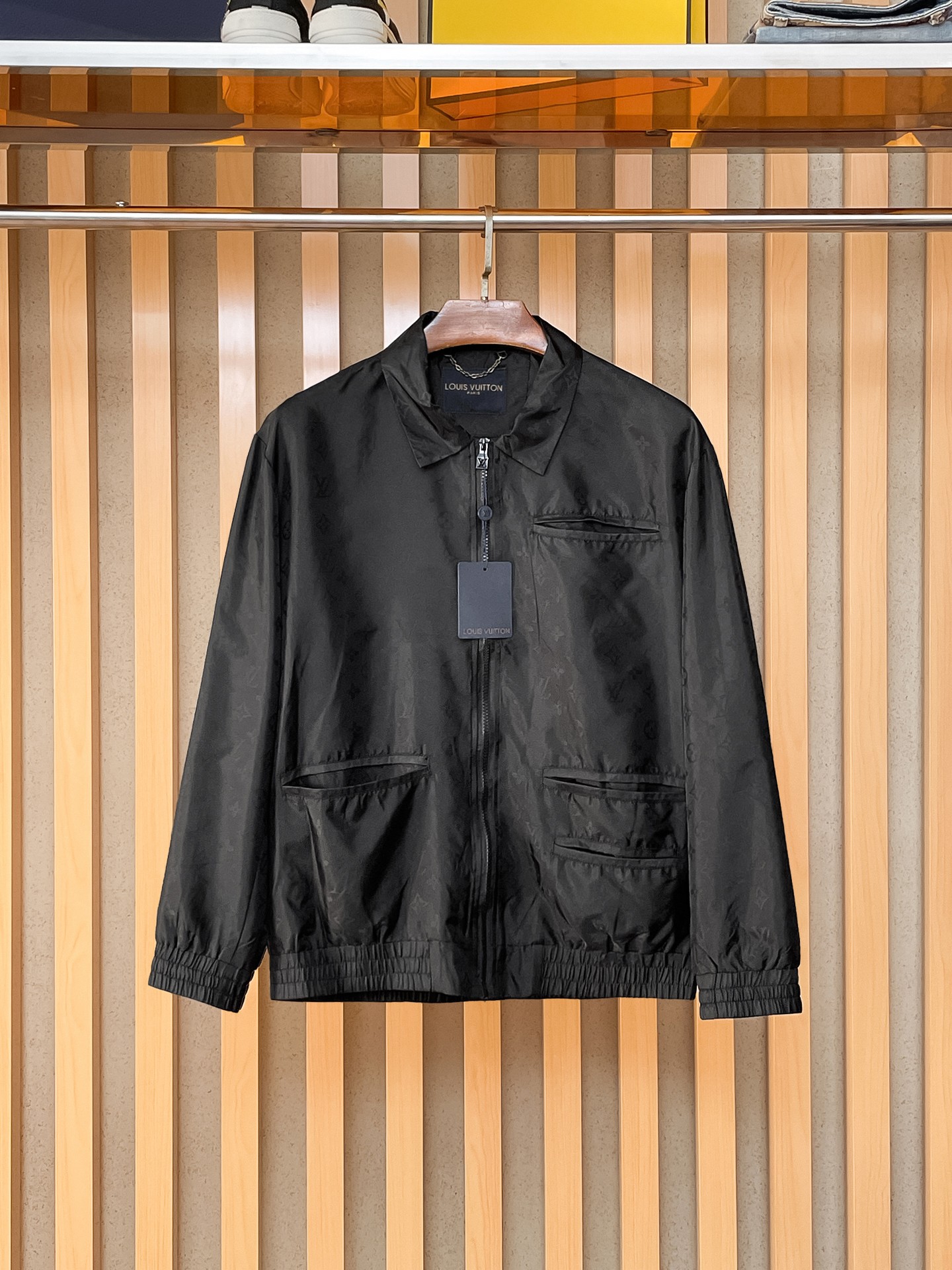 NO:869481,Same style as on LV official website, on sale in advance!  2026ss new men's jacket, original three-standard high-end version!  With hidden hood, custom-made fabrics at the counter, highly breathable and comfortable, impeccable details, brand element design concept, reflecting high quality. It feels delicate and soft!  It presents a casual cut and the upper body shape is awesome!  Size M～3XL, maximum wear is 195kg.,,louis vuitton,jackets & coats,jackets & coats,hats,19860909LV 官网同款,提前发售！2026ss新款男士夹克外套,原单三标齐全高端版本！带隐藏帽,专柜定制面料 透气舒适度高,细节无可挑剔,品牌元素设计理念,体现高品质.手感细腻柔软！呈现休闲裁剪,上身版型超赞！码数M～3XL,最大穿195斤.,,louis vuitton,jackets & coats,jackets & coats,hats,,Men's clothing