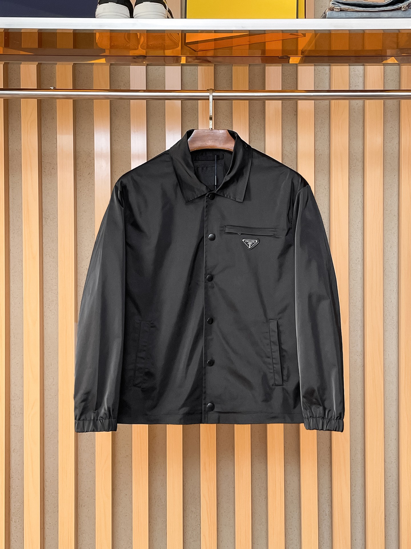 NO:869490,Same style as Prada official website, on sale in advance!  2026ss new men's jacket, original three-standard high-end version!  With hidden hood, custom-made fabrics at the counter, highly breathable and comfortable, impeccable details, brand element design concept, reflecting high quality. It feels delicate and soft!  It presents a casual cut and the upper body shape is awesome!  Size M～3XL, maximum wearing capacity is 195 catties.,,prada,jackets & coats,jackets & coats,hats,19860909普拉达 官网同款,提前发售！2026ss新款男士夹克外套,原单三标齐全高端版本！带隐藏帽,专柜定制面料 透气舒适度高,细节无可挑剔,品牌元素设计理念,体现高品质.手感细腻柔软！呈现休闲裁剪,上身版型超赞！码数M～3XL,最大穿195斤.,,prada,jackets & coats,jackets & coats,hats,,Men's clothing