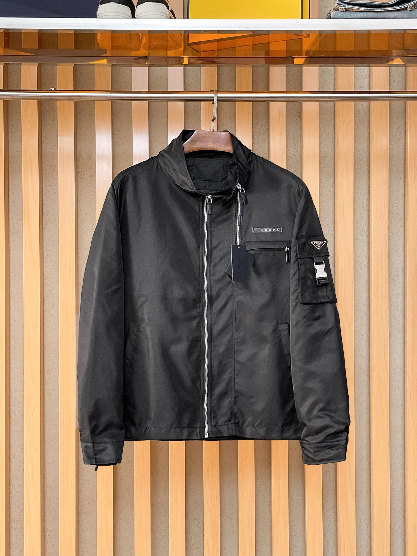NO:869499,Same style as Prada official website, on sale in advance!  2026ss new men's jacket, original three-standard high-end version!  With hidden hood, custom-made fabrics at the counter, highly breathable and comfortable, impeccable details, brand element design concept, reflecting high quality. It feels delicate and soft!  It presents a casual cut and the upper body shape is awesome!  Size M～3XL, maximum wearing capacity is 195 catties.,,prada,jackets & coats,jackets & coats,hats,19860909普拉达 官网同款,提前发售！2026ss新款男士夹克外套,原单三标齐全高端版本！带隐藏帽,专柜定制面料 透气舒适度高,细节无可挑剔,品牌元素设计理念,体现高品质.手感细腻柔软！呈现休闲裁剪,上身版型超赞！码数M～3XL,最大穿195斤.,,prada,jackets & coats,jackets & coats,hats,,Men's clothing