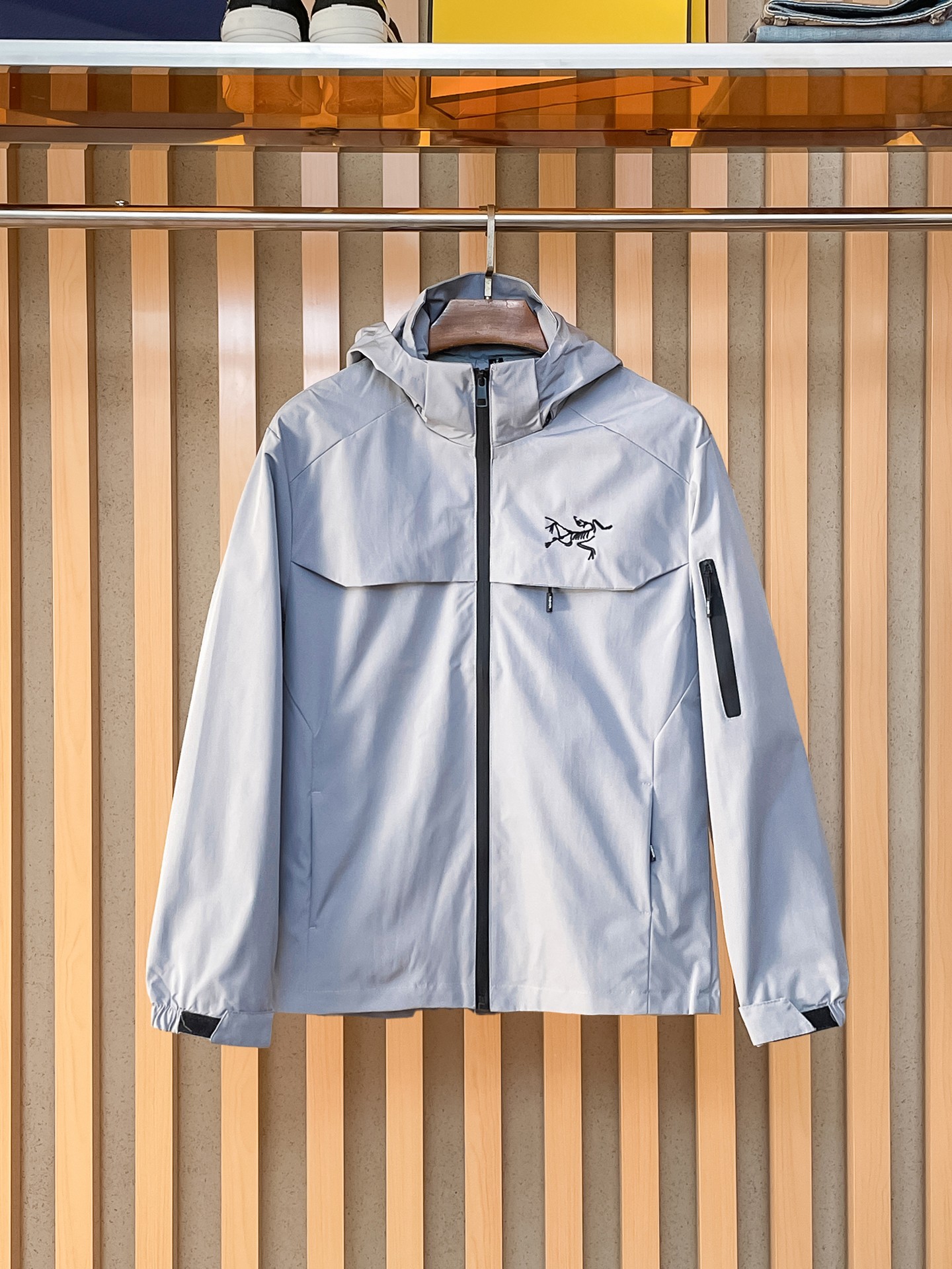 NO:869510,Same style as Arc’teryx official website, on sale in advance!  2026ss new men's jacket, original three-standard high-end version!  With hidden hood, custom-made fabrics at the counter, highly breathable and comfortable, impeccable details, brand element design concept, reflecting high quality. It feels delicate and soft!  It presents a casual cut and the upper body shape is awesome!  Size M～3XL, maximum wearing capacity is 195 catties.,arc'teryx,jackets & coats,jackets & coats,hats,19860909始祖鸟 官网同款,提前发售！2026ss新款男士夹克外套,原单三标齐全高端版本！带隐藏帽,专柜定制面料 透气舒适度高,细节无可挑剔,品牌元素设计理念,体现高品质.手感细腻柔软！呈现休闲裁剪,上身版型超赞！码数M～3XL,最大穿195斤.,arc'teryx,jackets & coats,jackets & coats,hats,,Men's clothing