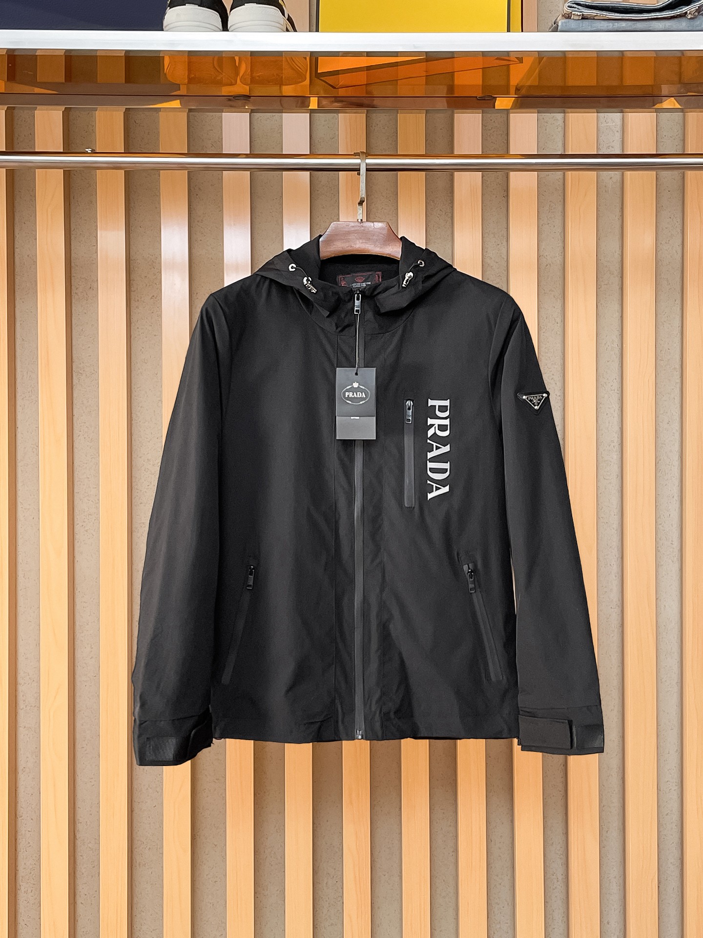 NO:869518,Same style as Prada official website, on sale in advance!  2026ss new men's jacket, original three-standard high-end version!  With hidden hood, custom-made fabrics at the counter, highly breathable and comfortable, impeccable details, brand element design concept, reflecting high quality. It feels delicate and soft!  It presents a casual cut and the upper body shape is awesome!  Size M～3XL, maximum wearing capacity is 195 catties.,,prada,jackets & coats,jackets & coats,hats,19860909普拉达 官网同款,提前发售！2026ss新款男士夹克外套,原单三标齐全高端版本！带隐藏帽,专柜定制面料 透气舒适度高,细节无可挑剔,品牌元素设计理念,体现高品质.手感细腻柔软！呈现休闲裁剪,上身版型超赞！码数M～3XL,最大穿195斤.,,prada,jackets & coats,jackets & coats,hats,,Men's clothing