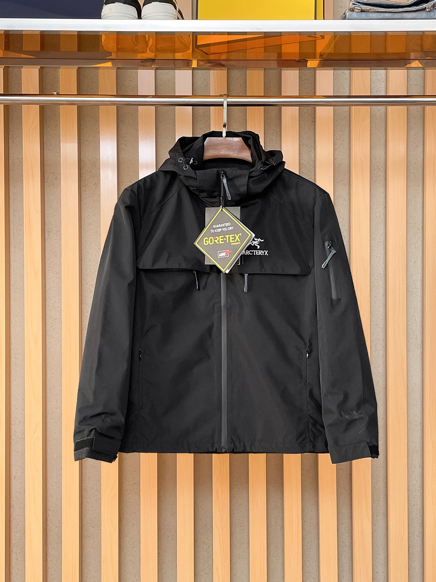 NO:869527,Same style as Arc’teryx official website, on sale in advance!  2026ss new men's jacket, original three-standard high-end version!  With hidden hood, custom-made fabrics at the counter, highly breathable and comfortable, impeccable details, brand element design concept, reflecting high quality. It feels delicate and soft!  It presents a casual cut and the upper body shape is awesome!  Size M～3XL, maximum wearing capacity is 195 catties.,arc'teryx,jackets & coats,jackets & coats,hats,19860909始祖鸟 官网同款,提前发售！2026ss新款男士夹克外套,原单三标齐全高端版本！带隐藏帽,专柜定制面料 透气舒适度高,细节无可挑剔,品牌元素设计理念,体现高品质.手感细腻柔软！呈现休闲裁剪,上身版型超赞！码数M～3XL,最大穿195斤.,arc'teryx,jackets & coats,jackets & coats,hats,,Men's clothing