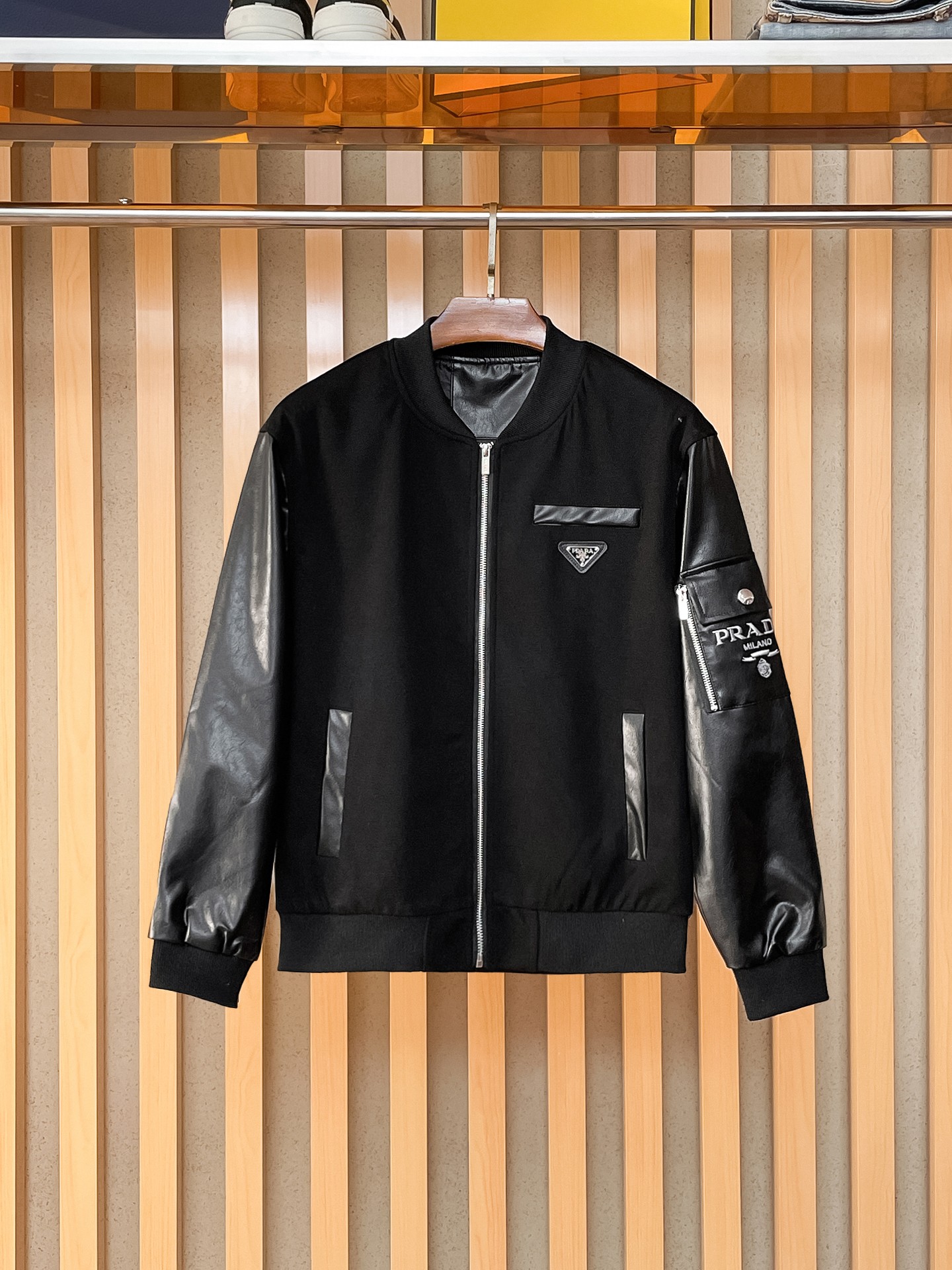 NO:869537,Same style as Prada official website, on sale in advance!  2026ss new men's leather jacket, original three-standard high-end version!  With hidden hood, custom-made fabrics at the counter, highly breathable and comfortable, impeccable details, brand element design concept, reflecting high quality. It feels delicate and soft!  It presents a casual cut and the upper body shape is awesome!  Size M～3XL, maximum wear is 195 catties.,,prada,jackets & coats,jackets & coats,leather jacket,hats,19860909普拉达 官网同款,提前发售！2026ss新款男士皮衣夹克外套,原单三标齐全高端版本！带隐藏帽,专柜定制面料 透气舒适度高,细节无可挑剔,品牌元素设计理念,体现高品质.手感细腻柔软！呈现休闲裁剪,上身版型超赞！码数M～3XL,最大穿195斤.,,prada,jackets & coats,jackets & coats,leather jacket,hats,,Men's clothing
