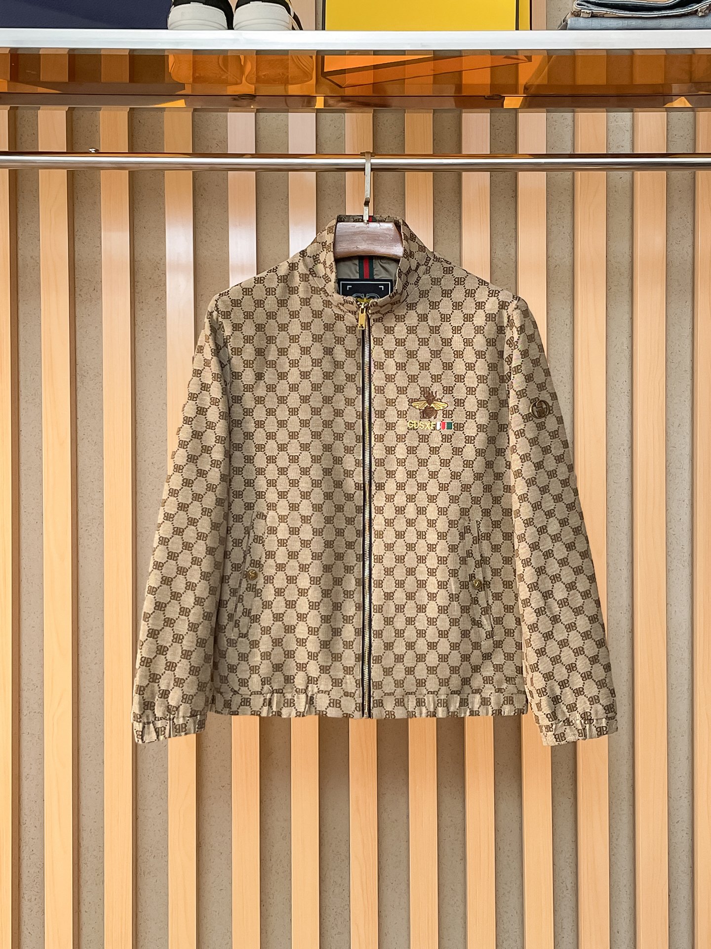 NO:869336,Same style as Gucci official website, on sale in advance!  2026ss new men's jacket, original three-standard high-end version!  With hidden hood, custom-made fabrics at the counter, highly breathable and comfortable, impeccable details, brand element design concept, reflecting high quality. It feels delicate and soft!  It presents a casual cut and the upper body shape is awesome!  Size M～3XL, maximum wearing capacity is 195 catties.,,jackets & coats,jackets & coats,hats,19860909古奇 官网同款,提前发售！2026ss新款男士夹克外套,原单三标齐全高端版本！带隐藏帽,专柜定制面料 透气舒适度高,细节无可挑剔,品牌元素设计理念,体现高品质.手感细腻柔软！呈现休闲裁剪,上身版型超赞！码数M～3XL,最大穿195斤.,,jackets & coats,jackets & coats,hats,,Men's clothing
