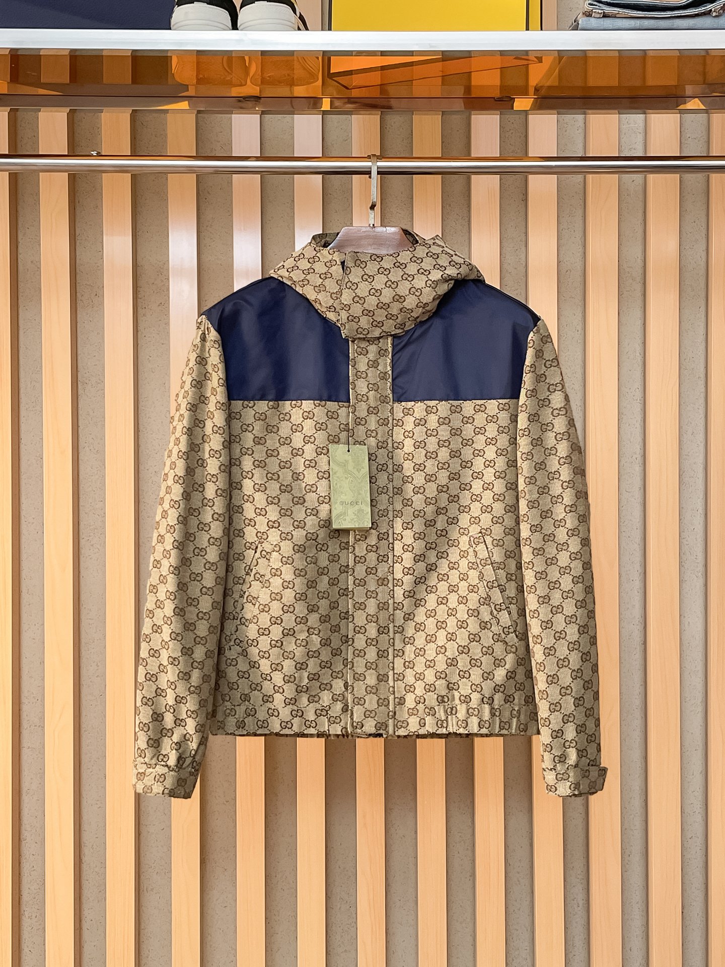 NO:869545,Same style as Gucci official website, on sale in advance!  2026ss new men's jacket, original three-standard high-end version!  With hidden hood, custom-made fabrics at the counter, highly breathable and comfortable, impeccable details, brand element design concept, reflecting high quality. It feels delicate and soft!  It presents a casual cut and the upper body shape is awesome!  Size M～3XL, maximum wearing capacity is 195 catties.,,jackets & coats,jackets & coats,hats,19860909古奇 官网同款,提前发售！2026ss新款男士夹克外套,原单三标齐全高端版本！带隐藏帽,专柜定制面料 透气舒适度高,细节无可挑剔,品牌元素设计理念,体现高品质.手感细腻柔软！呈现休闲裁剪,上身版型超赞！码数M～3XL,最大穿195斤.,,jackets & coats,jackets & coats,hats,,Men's clothing
