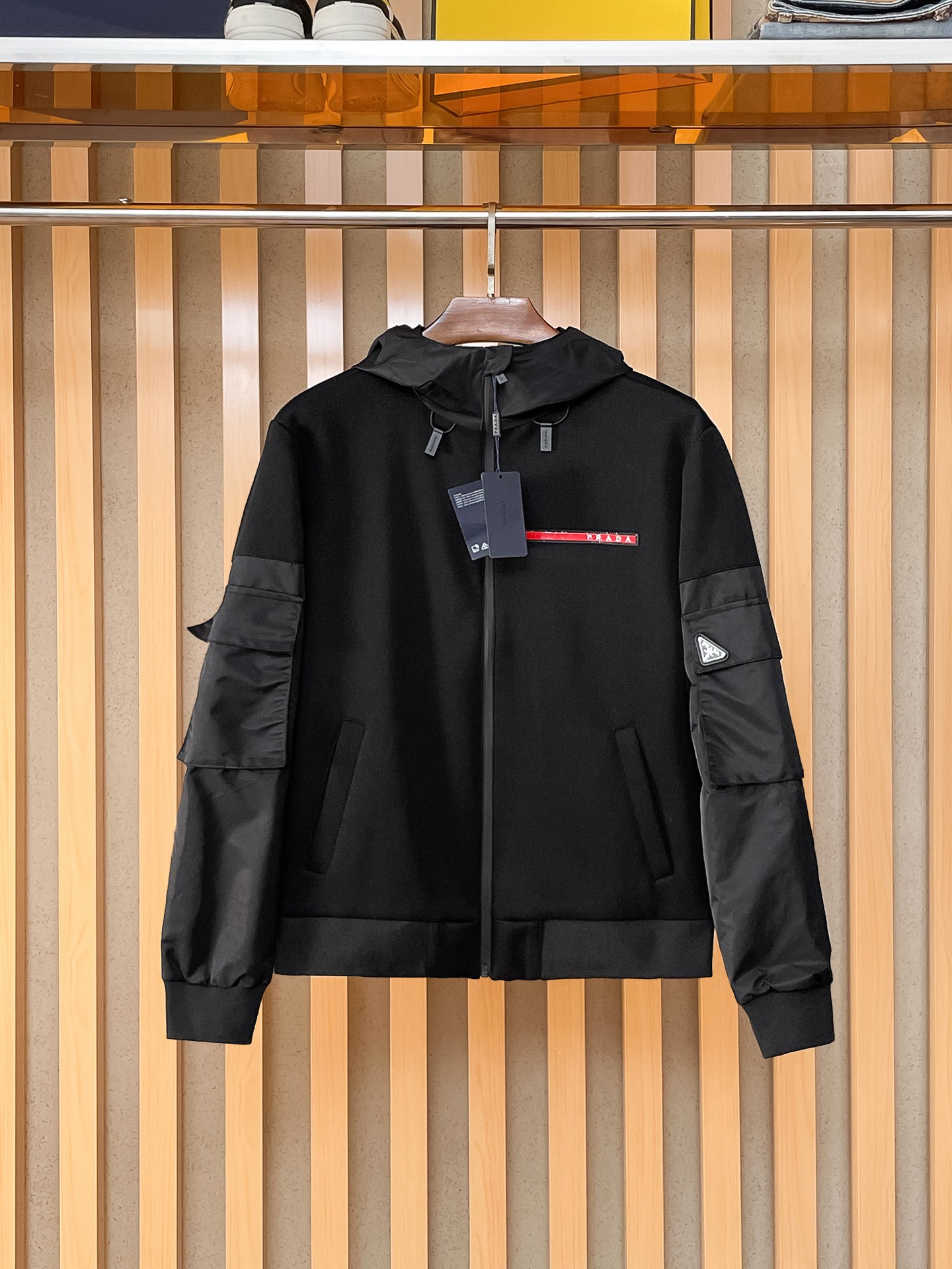NO:869554,Same style as Prada official website, on sale in advance!  2026ss new men's jacket, original three-standard high-end version!  With hidden hood, custom-made fabrics at the counter, highly breathable and comfortable, impeccable details, brand element design concept, reflecting high quality. It feels delicate and soft!  It presents a casual cut and the upper body shape is awesome!  Size M～3XL, maximum wearing capacity is 195 catties.,,prada,jackets & coats,jackets & coats,hats,19860909普拉达 官网同款,提前发售！2026ss新款男士夹克外套,原单三标齐全高端版本！带隐藏帽,专柜定制面料 透气舒适度高,细节无可挑剔,品牌元素设计理念,体现高品质.手感细腻柔软！呈现休闲裁剪,上身版型超赞！码数M～3XL,最大穿195斤.,,prada,jackets & coats,jackets & coats,hats,,Men's clothing