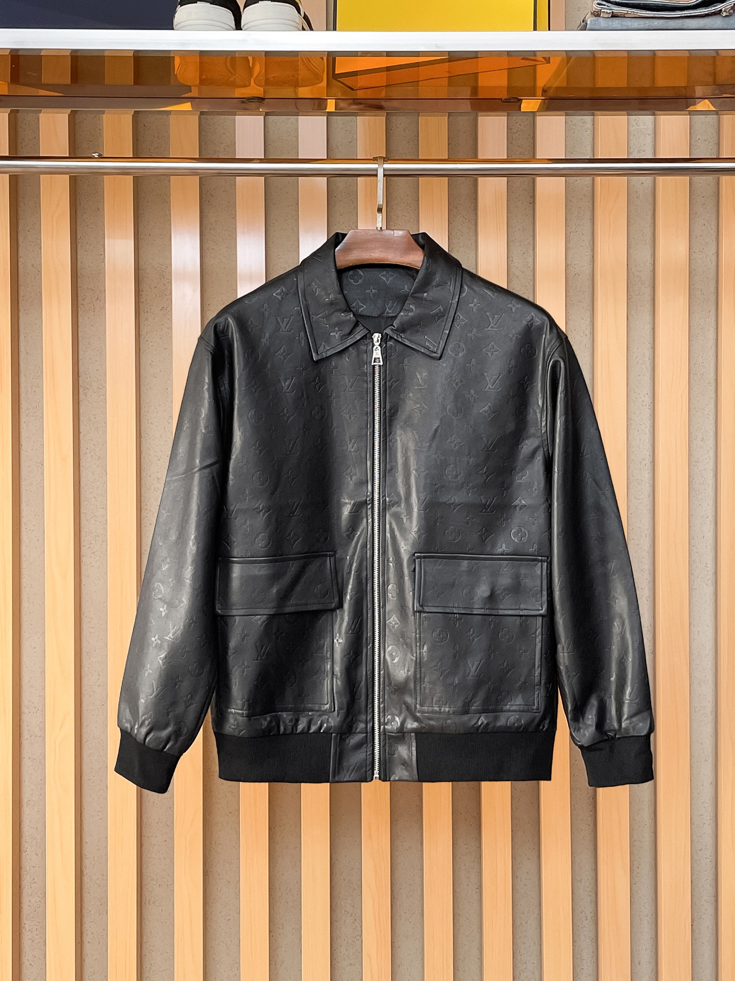 NO:869571,Same style as on LV official website, on sale in advance!  2026ss spring new men's leather jacket, original three-standard high-end version!  With hidden hood, custom-made fabrics at the counter, highly breathable and comfortable, impeccable details, brand element design concept, reflecting high quality. It feels delicate and soft!  It presents a casual cut and the upper body shape is awesome!  Size M～3XL, maximum wear is 195kg.,,louis vuitton,jackets & coats,jackets & coats,leather jacket,hats,19860909LV 官网同款,提前发售！2026ss开春新款男士皮衣夹克外套,原单三标齐全高端版本！带隐藏帽,专柜定制面料 透气舒适度高,细节无可挑剔,品牌元素设计理念,体现高品质.手感细腻柔软！呈现休闲裁剪,上身版型超赞！码数M～3XL,最大穿195斤.,,louis vuitton,jackets & coats,jackets & coats,leather jacket,hats,,Men's clothing