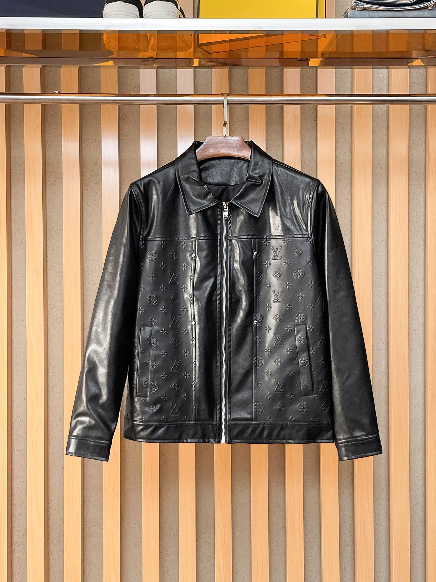 LV 官网同款，提前发售！2025ss开秋新款男士皮衣夹克外套，原单三标齐全高端版本！带隐藏帽，专柜定制