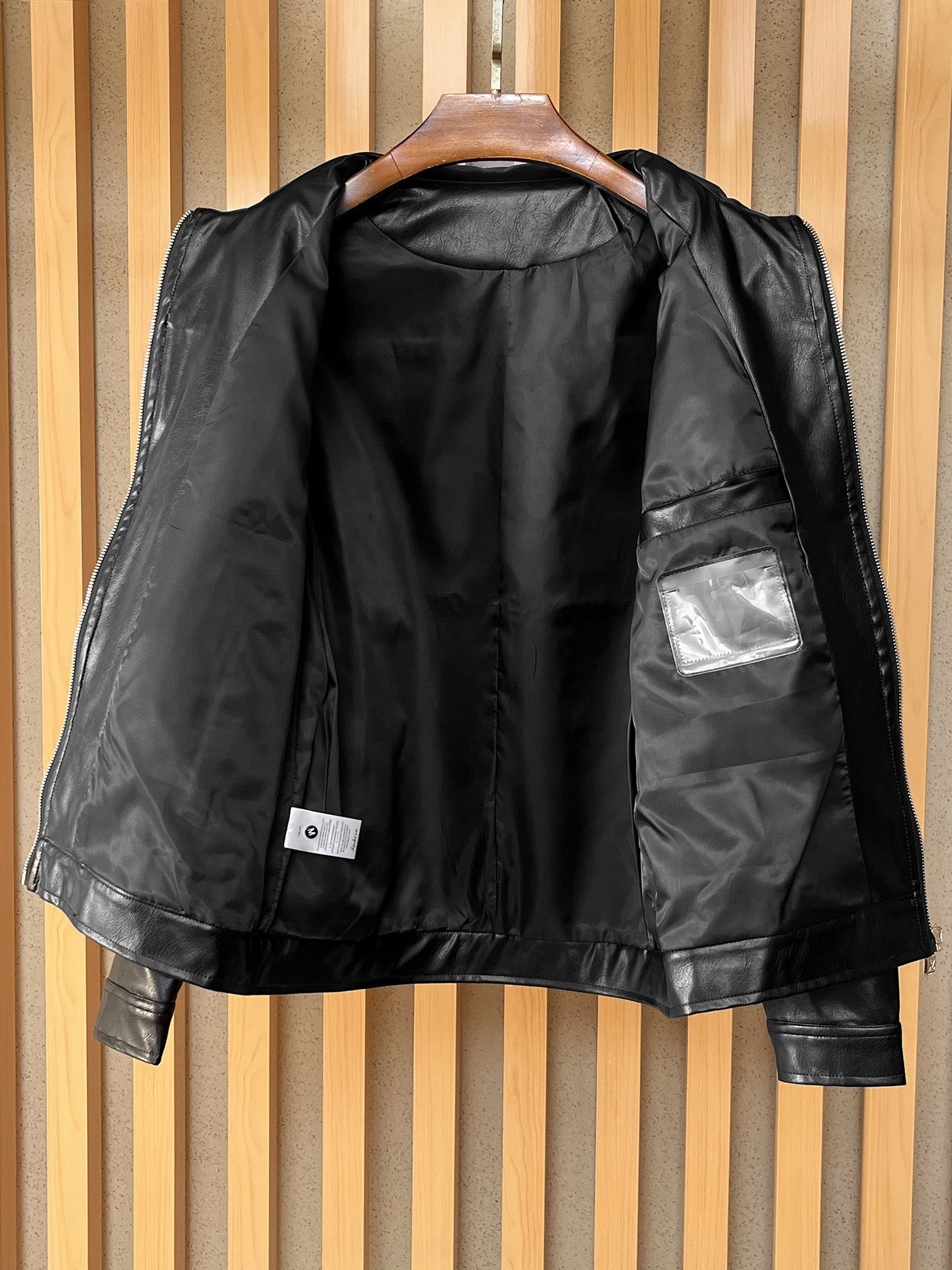 LV 官网同款，提前发售！2025ss开秋新款男士皮衣夹克外套，原单三标齐全高端版本！带隐藏帽，专柜定制