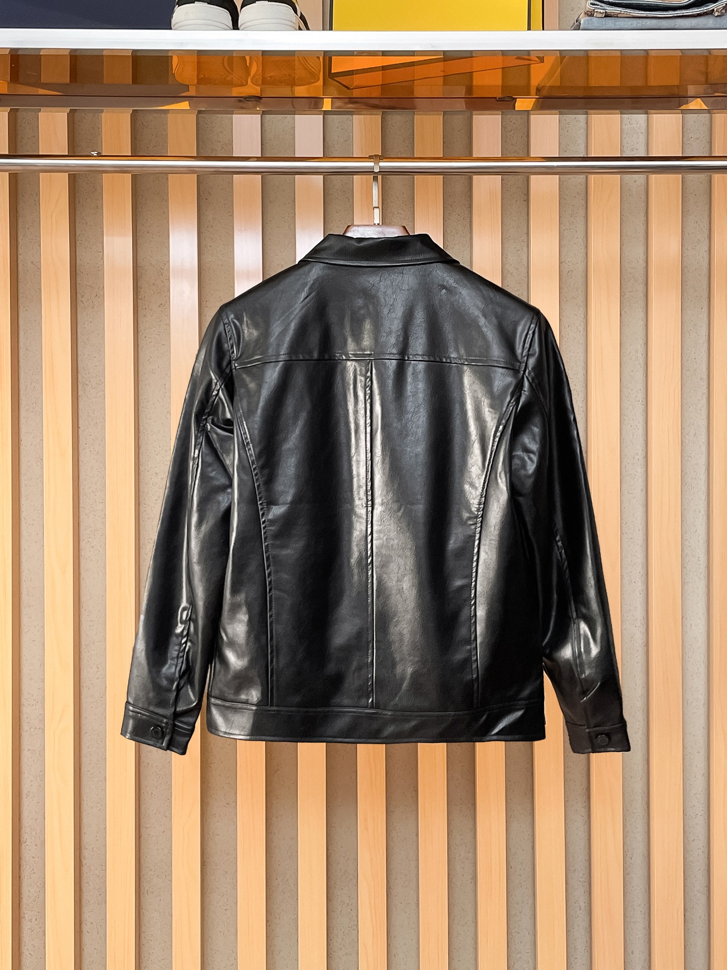 LV 官网同款，提前发售！2025ss开秋新款男士皮衣夹克外套，原单三标齐全高端版本！带隐藏帽，专柜定制