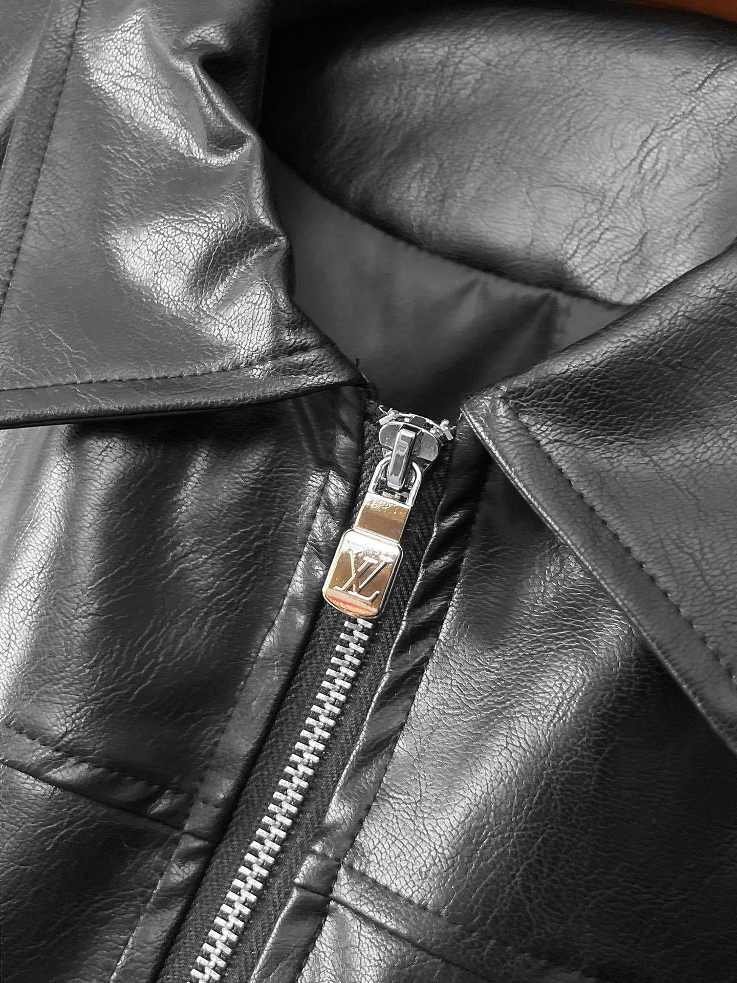 LV 官网同款，提前发售！2025ss开秋新款男士皮衣夹克外套，原单三标齐全高端版本！带隐藏帽，专柜定制