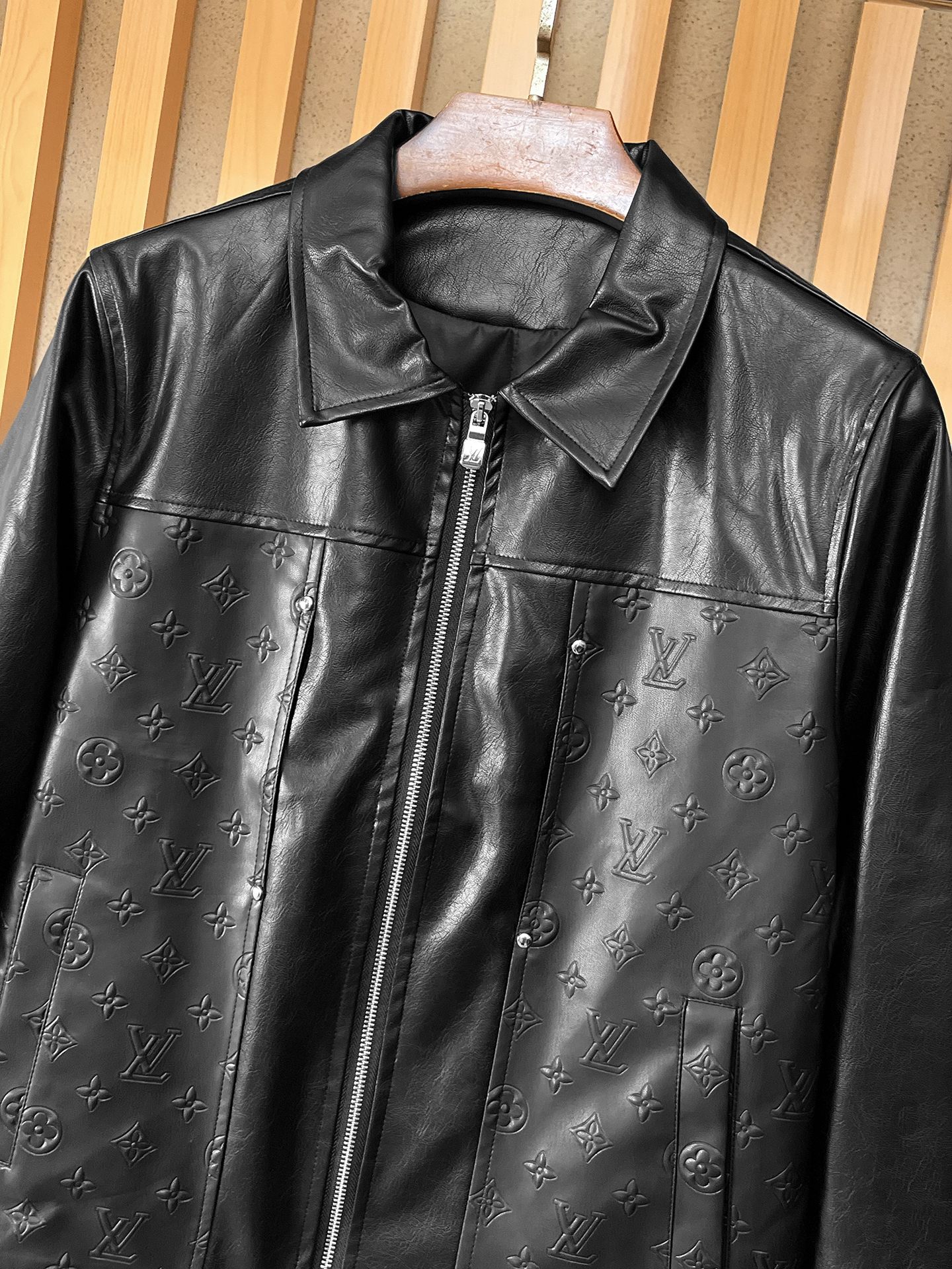 LV 官网同款，提前发售！2025ss开秋新款男士皮衣夹克外套，原单三标齐全高端版本！带隐藏帽，专柜定制