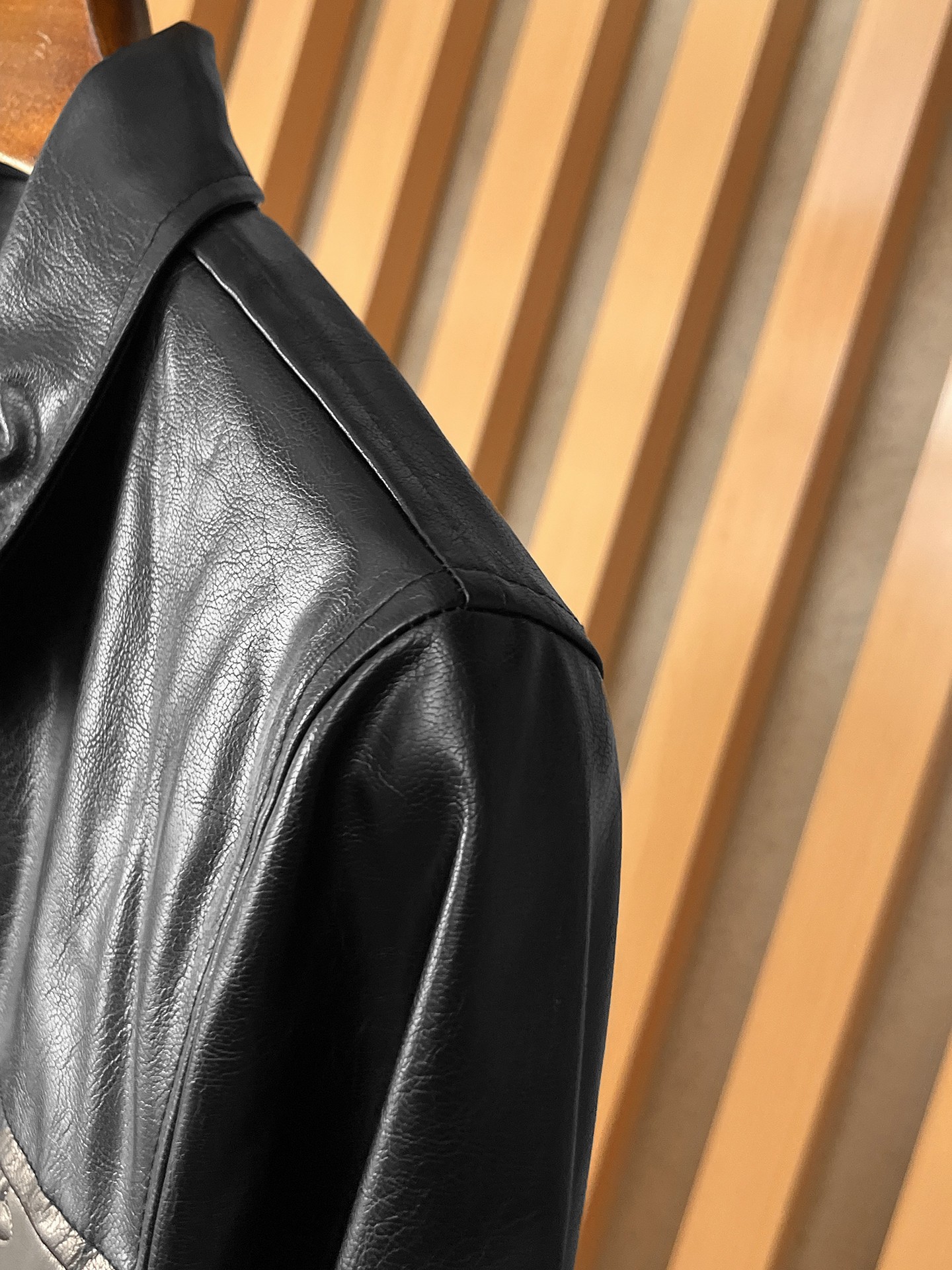 LV 官网同款，提前发售！2025ss开秋新款男士皮衣夹克外套，原单三标齐全高端版本！带隐藏帽，专柜定制