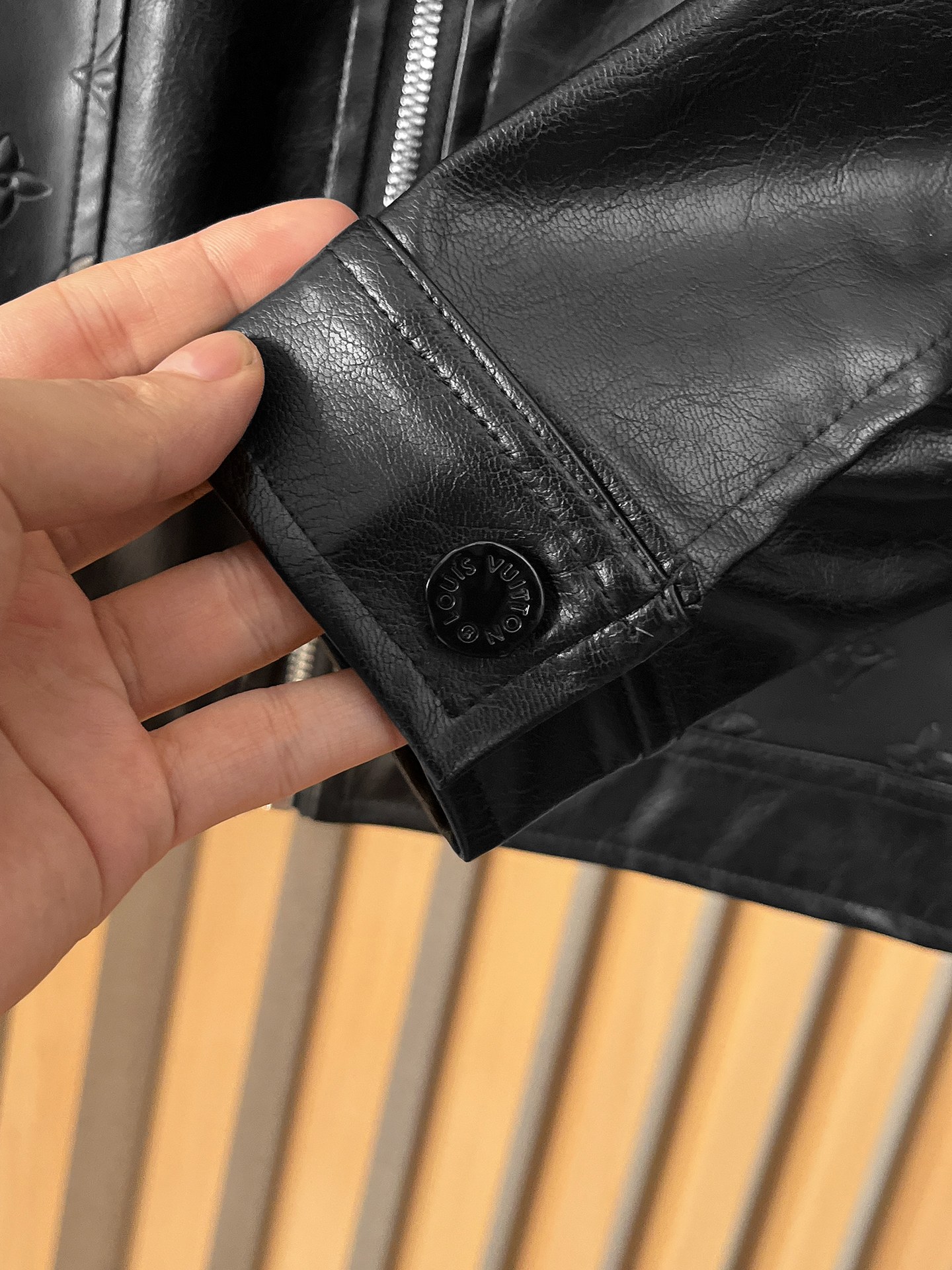 LV 官网同款，提前发售！2025ss开秋新款男士皮衣夹克外套，原单三标齐全高端版本！带隐藏帽，专柜定制