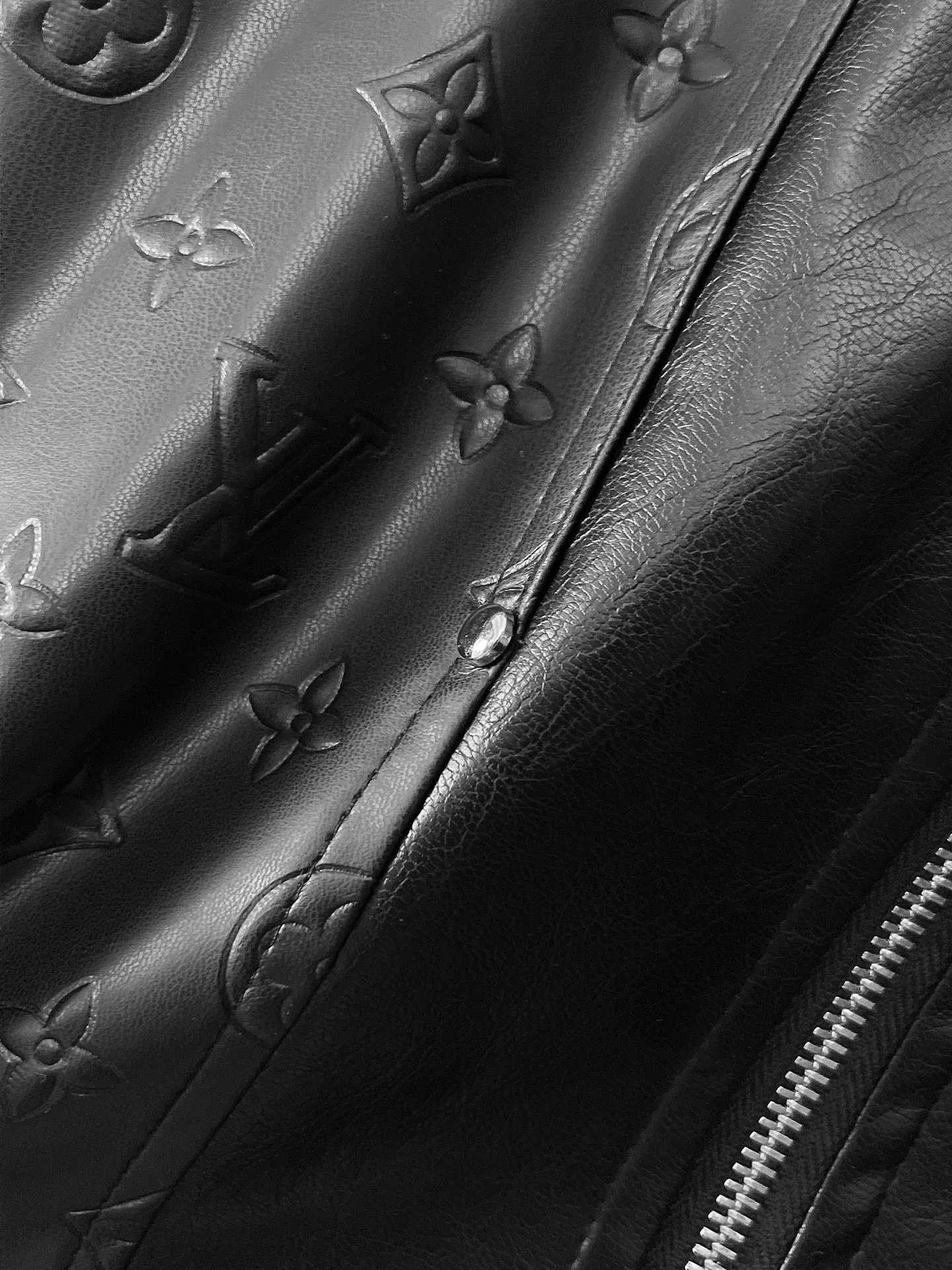 LV 官网同款，提前发售！2025ss开秋新款男士皮衣夹克外套，原单三标齐全高端版本！带隐藏帽，专柜定制