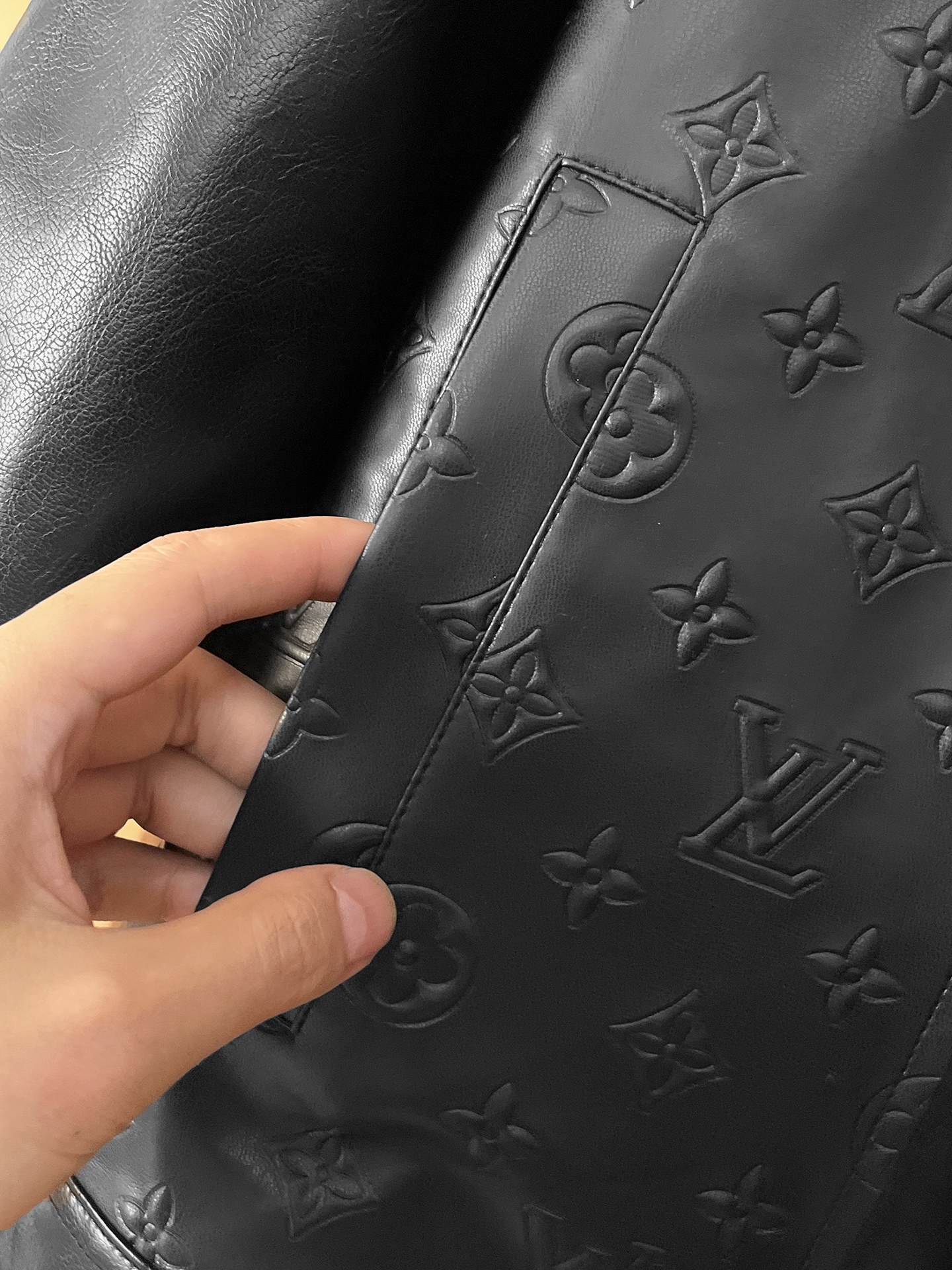 LV 官网同款，提前发售！2025ss开秋新款男士皮衣夹克外套，原单三标齐全高端版本！带隐藏帽，专柜定制