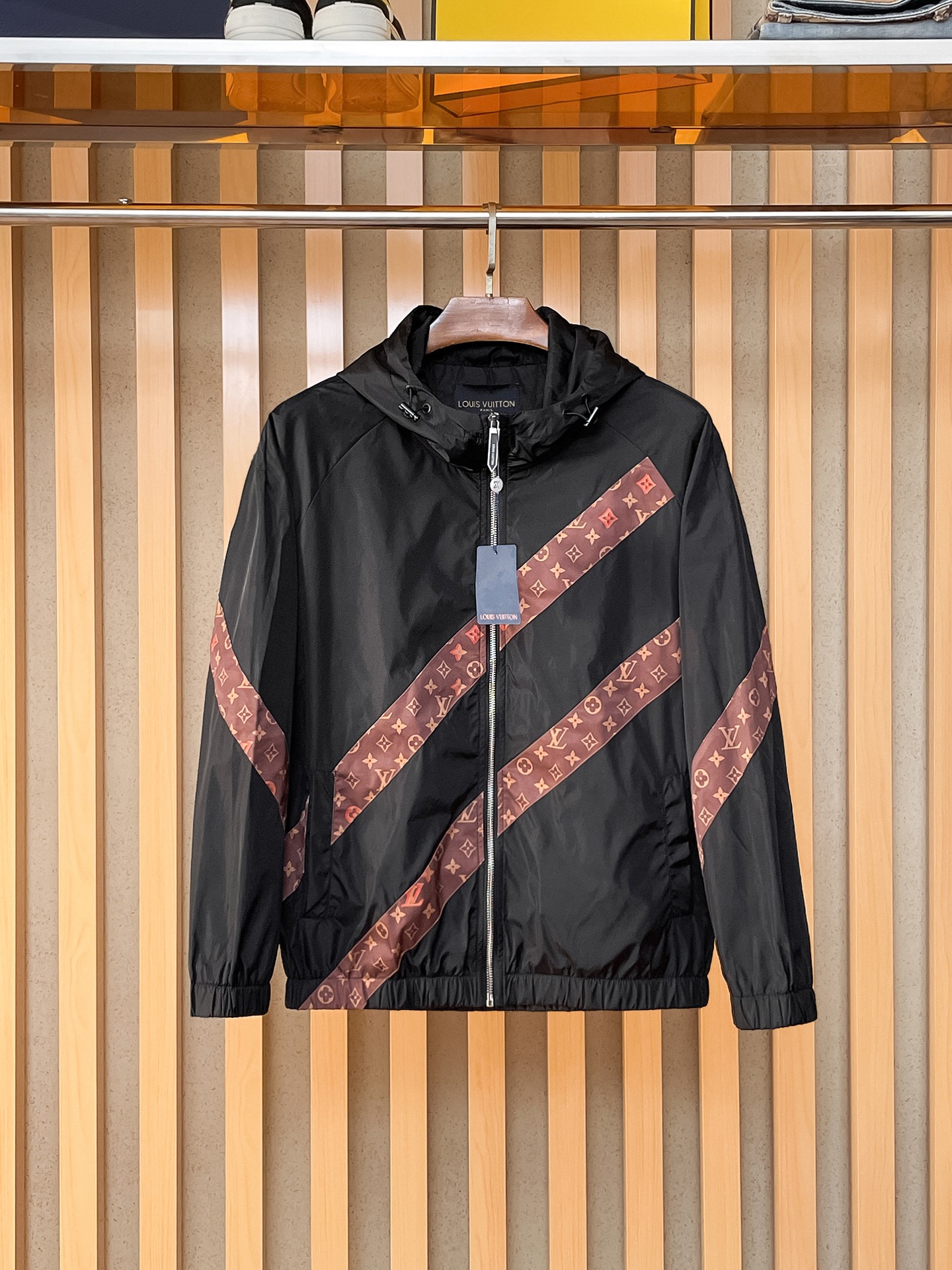 NO:869561,Same style as on LV official website, on sale in advance!  2026ss new men's jacket, original three-standard high-end version!  With hidden hood, custom-made fabrics at the counter, highly breathable and comfortable, impeccable details, brand element design concept, reflecting high quality. It feels delicate and soft!  It presents a casual cut and the upper body shape is awesome!  Size M～3XL, maximum wear is 195kg.,,louis vuitton,jackets & coats,jackets & coats,hats,19860909LV 官网同款,提前发售！2026ss新款男士夹克外套,原单三标齐全高端版本！带隐藏帽,专柜定制面料 透气舒适度高,细节无可挑剔,品牌元素设计理念,体现高品质.手感细腻柔软！呈现休闲裁剪,上身版型超赞！码数M～3XL,最大穿195斤.,,louis vuitton,jackets & coats,jackets & coats,hats,,Men's clothing
