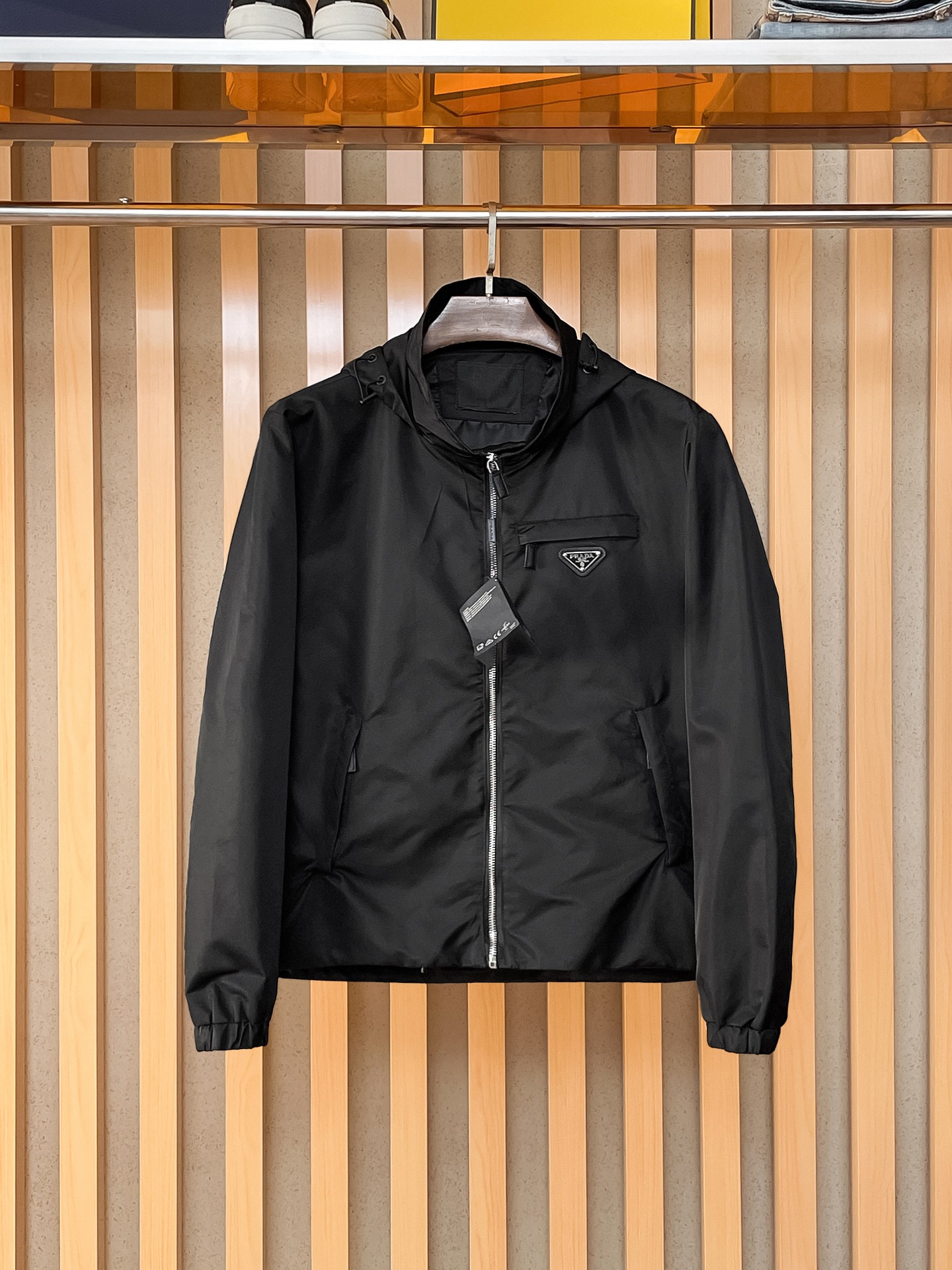 NO:869484,Same style as Prada official website, on sale in advance!  2026ss new men's jacket, original three-standard high-end version!  With hidden hood, custom-made fabrics at the counter, highly breathable and comfortable, impeccable details, brand element design concept, reflecting high quality. It feels delicate and soft!  It presents a casual cut and the upper body shape is awesome!  Size M～3XL, maximum wearing capacity is 195 catties.,,prada,jackets & coats,jackets & coats,hats,19860909普拉达 官网同款,提前发售！2026ss新款男士夹克外套,原单三标齐全高端版本！带隐藏帽,专柜定制面料 透气舒适度高,细节无可挑剔,品牌元素设计理念,体现高品质.手感细腻柔软！呈现休闲裁剪,上身版型超赞！码数M～3XL,最大穿195斤.,,prada,jackets & coats,jackets & coats,hats,,Men's clothing