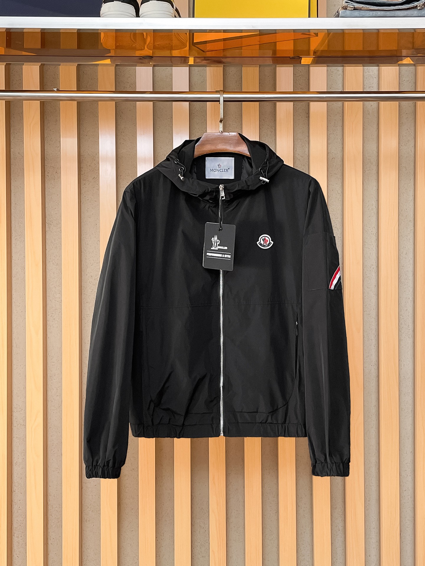 NO:869492,Same style as Mengkou official website, on sale in advance!  2026ss new men's jacket, original three-standard high-end version!  With hidden hood, custom-made fabrics at the counter, highly breathable and comfortable, impeccable details, brand element design concept, reflecting high quality. It feels delicate and soft!  It presents a casual cut and the upper body shape is awesome!  Size M～3XL, maximum wearing capacity is 195 catties.,,Moncler,jackets & coats,jackets & coats,hats,19860909蒙口 官网同款,提前发售！2026ss新款男士夹克外套,原单三标齐全高端版本！带隐藏帽,专柜定制面料 透气舒适度高,细节无可挑剔,品牌元素设计理念,体现高品质.手感细腻柔软！呈现休闲裁剪,上身版型超赞！码数M～3XL,最大穿195斤.,,Moncler,jackets & coats,jackets & coats,hats,,Men's clothing