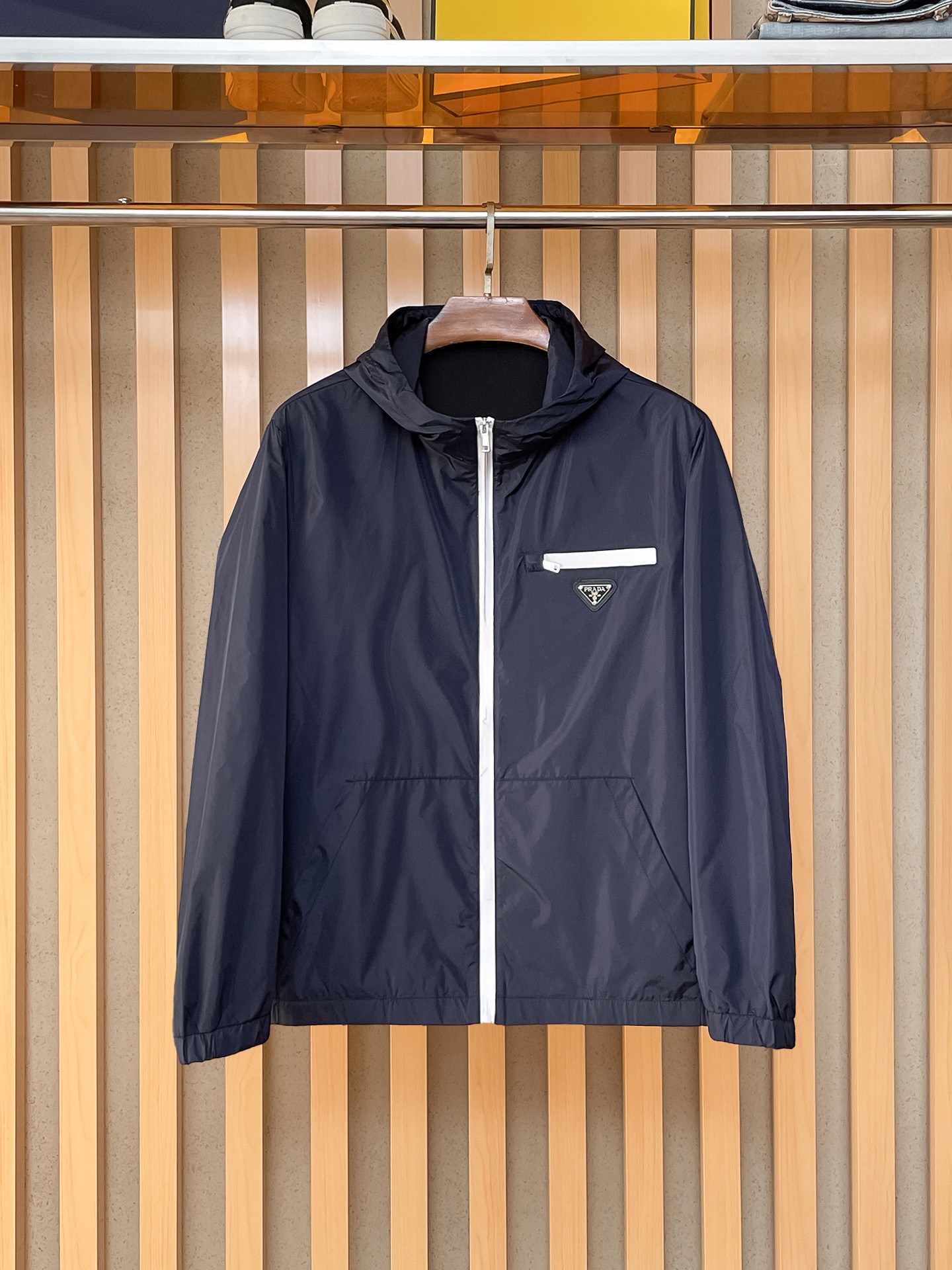 NO:869501,Same style as Prada official website, on sale in advance!  2026ss new men's jacket, original three-standard high-end version!  With hidden hood, custom-made fabrics at the counter, highly breathable and comfortable, impeccable details, brand element design concept, reflecting high quality. It feels delicate and soft!  It presents a casual cut and the upper body shape is awesome!  Size M～3XL, maximum wearing capacity is 195 catties.,,prada,jackets & coats,jackets & coats,hats,19860909普拉达 官网同款,提前发售！2026ss新款男士夹克外套,原单三标齐全高端版本！带隐藏帽,专柜定制面料 透气舒适度高,细节无可挑剔,品牌元素设计理念,体现高品质.手感细腻柔软！呈现休闲裁剪,上身版型超赞！码数M～3XL,最大穿195斤.,,prada,jackets & coats,jackets & coats,hats,,Men's clothing
