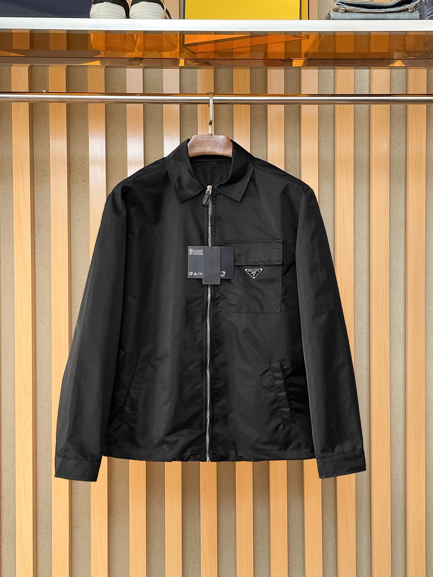NO:869519,Same style as Prada official website, on sale in advance!  2026ss new men's jacket, original three-standard high-end version!  With hidden hood, custom-made fabrics at the counter, highly breathable and comfortable, impeccable details, brand element design concept, reflecting high quality. It feels delicate and soft!  It presents a casual cut and the upper body shape is awesome!  Size M～3XL, maximum wearing capacity is 195 catties.,,prada,jackets & coats,jackets & coats,hats,19860909普拉达 官网同款,提前发售！2026ss新款男士夹克外套,原单三标齐全高端版本！带隐藏帽,专柜定制面料 透气舒适度高,细节无可挑剔,品牌元素设计理念,体现高品质.手感细腻柔软！呈现休闲裁剪,上身版型超赞！码数M～3XL,最大穿195斤.,,prada,jackets & coats,jackets & coats,hats,,Men's clothing