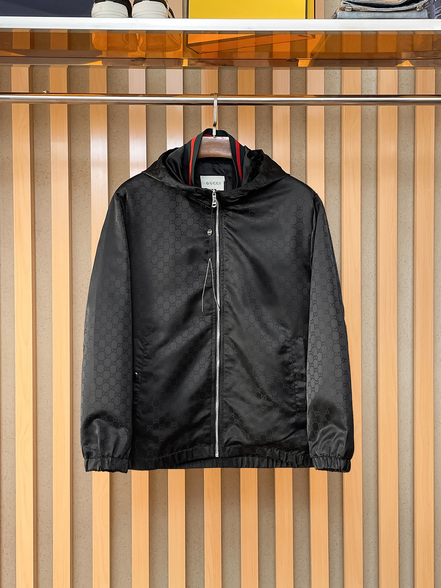 NO:869528,Same style as Gucci official website, on sale in advance!  2026ss new men's jacket, original three-standard high-end version!  With hidden hood, custom-made fabrics at the counter, highly breathable and comfortable, impeccable details, brand element design concept, reflecting high quality. It feels delicate and soft!  It presents a casual cut and the upper body shape is awesome!  Size M～3XL, maximum wearing capacity is 195 catties.,,jackets & coats,jackets & coats,hats,19860909古奇 官网同款,提前发售！2026ss新款男士夹克外套,原单三标齐全高端版本！带隐藏帽,专柜定制面料 透气舒适度高,细节无可挑剔,品牌元素设计理念,体现高品质.手感细腻柔软！呈现休闲裁剪,上身版型超赞！码数M～3XL,最大穿195斤.,,jackets & coats,jackets & coats,hats,,Men's clothing