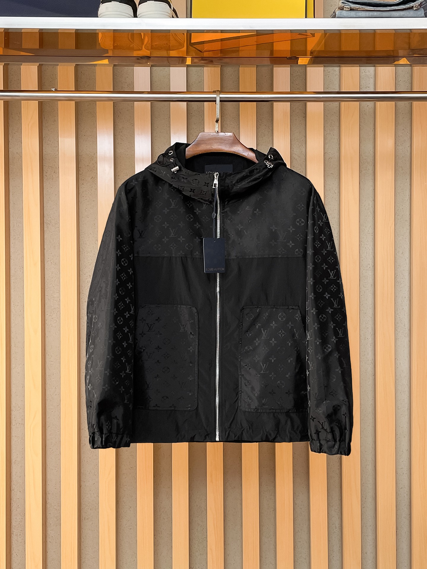 NO:869538,Same style as on LV official website, on sale in advance!  2026ss new men's jacket, original three-standard high-end version!  With hidden hood, custom-made fabrics at the counter, highly breathable and comfortable, impeccable details, brand element design concept, reflecting high quality. It feels delicate and soft!  It presents a casual cut and the upper body shape is awesome!  Size M～3XL, maximum wear is 195kg.,,louis vuitton,jackets & coats,jackets & coats,hats,19860909LV 官网同款,提前发售！2026ss新款男士夹克外套,原单三标齐全高端版本！带隐藏帽,专柜定制面料 透气舒适度高,细节无可挑剔,品牌元素设计理念,体现高品质.手感细腻柔软！呈现休闲裁剪,上身版型超赞！码数M～3XL,最大穿195斤.,,louis vuitton,jackets & coats,jackets & coats,hats,,Men's clothing