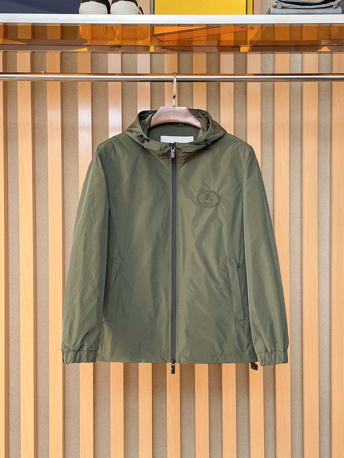 NO:869547,Same style as Burberry official website, on sale in advance!  2026ss new men's jacket, original three-standard high-end version!  With hidden hood, custom-made fabrics at the counter, highly breathable and comfortable, impeccable details, brand element design concept, reflecting high quality. It feels delicate and soft!  It presents a casual cut and the upper body shape is awesome!  Size M～3XL, maximum wearing capacity is 195 catties.,,burberry,jackets & coats,jackets & coats,hats,19860909巴宝莉 官网同款,提前发售！2026ss新款男士夹克外套,原单三标齐全高端版本！带隐藏帽,专柜定制面料 透气舒适度高,细节无可挑剔,品牌元素设计理念,体现高品质.手感细腻柔软！呈现休闲裁剪,上身版型超赞！码数M～3XL,最大穿195斤.,,burberry,jackets & coats,jackets & coats,hats,,Men's clothing