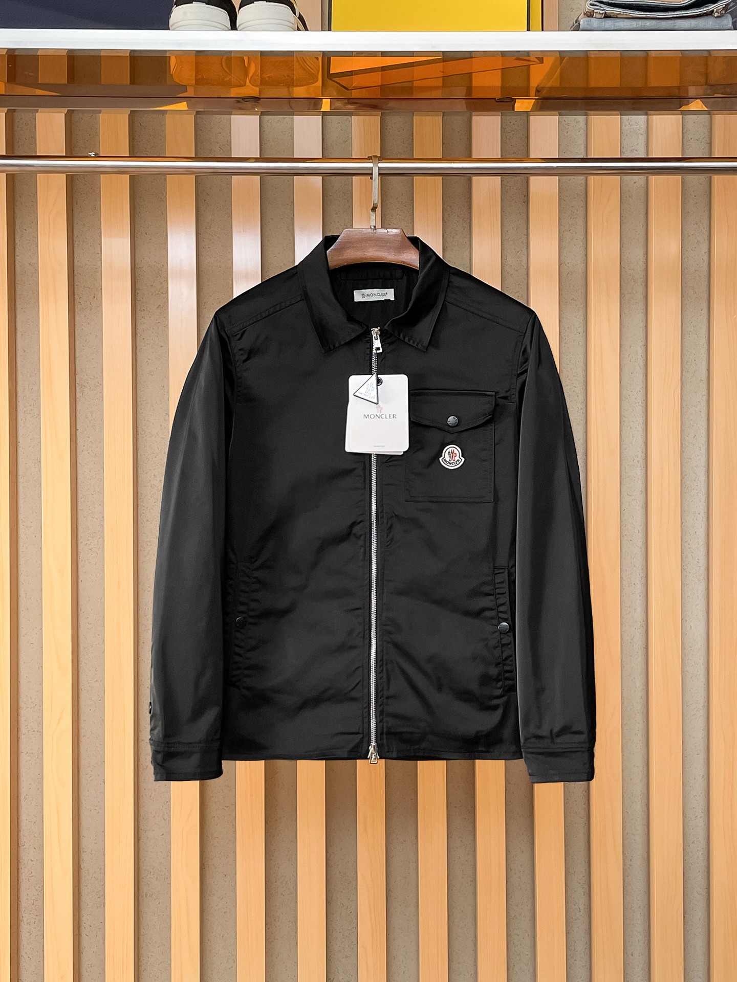 NO:869555,Same style as Mengkou official website, on sale in advance!  2026ss new men's jacket, original three-standard high-end version!  With hidden hood, custom-made fabrics at the counter, highly breathable and comfortable, impeccable details, brand element design concept, reflecting high quality. It feels delicate and soft!  It presents a casual cut and the upper body shape is awesome!  Size M～3XL, maximum wearing capacity is 195 catties.,,Moncler,jackets & coats,jackets & coats,hats,19860909蒙口 官网同款,提前发售！2026ss新款男士夹克外套,原单三标齐全高端版本！带隐藏帽,专柜定制面料 透气舒适度高,细节无可挑剔,品牌元素设计理念,体现高品质.手感细腻柔软！呈现休闲裁剪,上身版型超赞！码数M～3XL,最大穿195斤.,,Moncler,jackets & coats,jackets & coats,hats,,Men's clothing