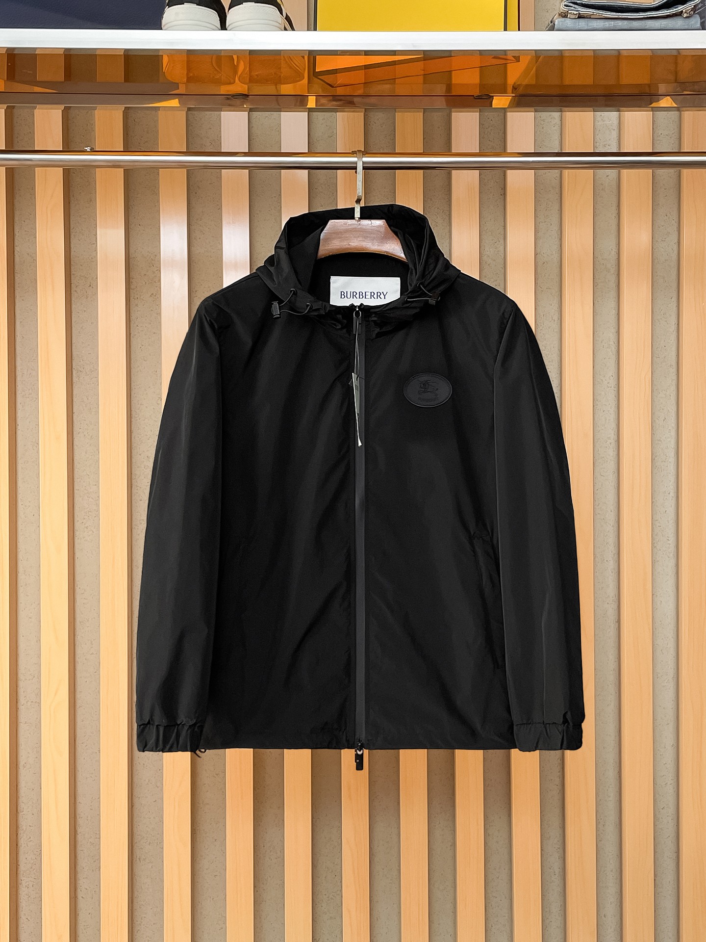 NO:869562,Same style as Burberry official website, on sale in advance!  2026ss new men's jacket, original three-standard high-end version!  With hidden hood, custom-made fabrics at the counter, highly breathable and comfortable, impeccable details, brand element design concept, reflecting high quality. It feels delicate and soft!  It presents a casual cut and the upper body shape is awesome!  Size M～3XL, maximum wearing capacity is 195 catties.,,burberry,jackets & coats,jackets & coats,hats,19860909巴宝莉 官网同款,提前发售！2026ss新款男士夹克外套,原单三标齐全高端版本！带隐藏帽,专柜定制面料 透气舒适度高,细节无可挑剔,品牌元素设计理念,体现高品质.手感细腻柔软！呈现休闲裁剪,上身版型超赞！码数M～3XL,最大穿195斤.,,burberry,jackets & coats,jackets & coats,hats,,Men's clothing