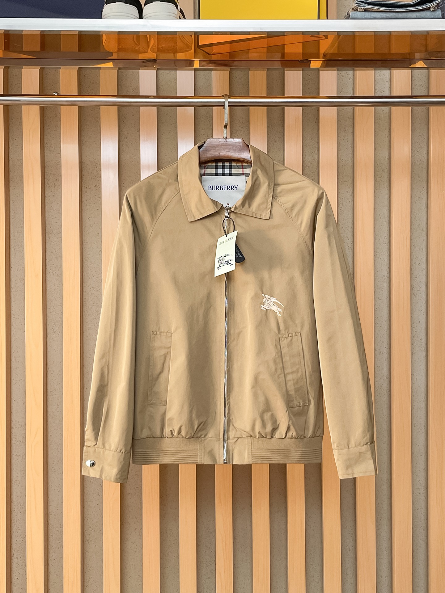 NO:869487,Burberry Arc'teryx official website same style, on sale in advance!  2026ss new men's jacket, original three-standard high-end version!  With hidden hood, custom-made fabrics at the counter, highly breathable and comfortable, impeccable details, brand element design concept, reflecting high quality. It feels delicate and soft!  It presents a casual cut and the upper body shape is awesome!  Size M～3XL, maximum wearing capacity is 195 catties.,,burberryarc'teryx,jackets & coats,jackets & coats,hats,19860909巴宝莉 始祖鸟 官网同款,提前发售！2026ss新款男士夹克外套,原单三标齐全高端版本！带隐藏帽,专柜定制面料 透气舒适度高,细节无可挑剔,品牌元素设计理念,体现高品质.手感细腻柔软！呈现休闲裁剪,上身版型超赞！码数M～3XL,最大穿195斤.,,burberryarc'teryx,jackets & coats,jackets & coats,hats,,Men's clothing