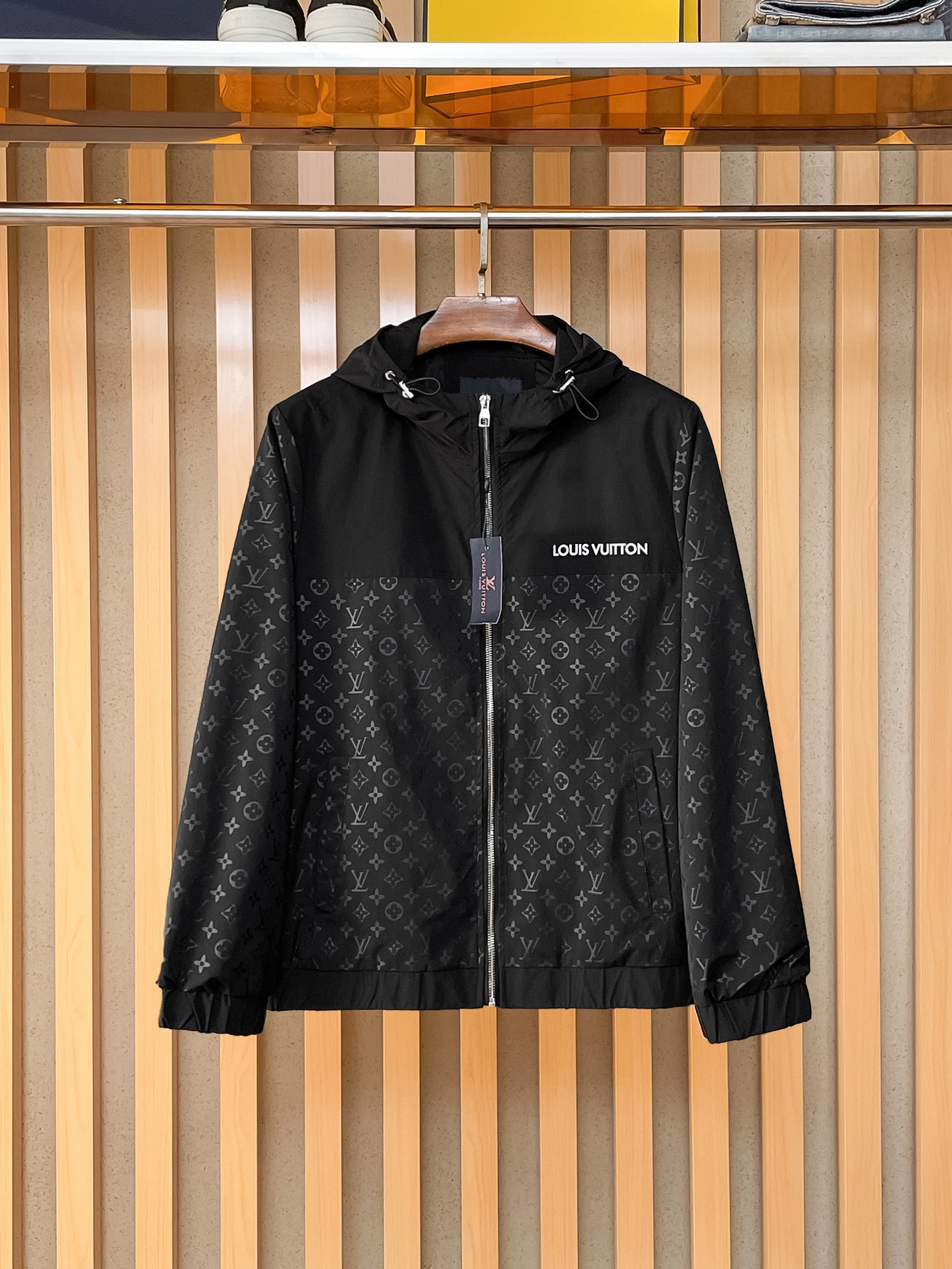 NO:869498,Same style as on LV official website, on sale in advance!  2026ss new men's jacket, original three-standard high-end version!  With hidden hood, custom-made fabrics at the counter, highly breathable and comfortable, impeccable details, brand element design concept, reflecting high quality. It feels delicate and soft!  It presents a casual cut and the upper body shape is awesome!  Size M～3XL, maximum wear is 195kg.,,louis vuitton,jackets & coats,jackets & coats,hats,19860909LV 官网同款,提前发售！2026ss新款男士夹克外套,原单三标齐全高端版本！带隐藏帽,专柜定制面料 透气舒适度高,细节无可挑剔,品牌元素设计理念,体现高品质.手感细腻柔软！呈现休闲裁剪,上身版型超赞！码数M～3XL,最大穿195斤.,,louis vuitton,jackets & coats,jackets & coats,hats,,Men's clothing