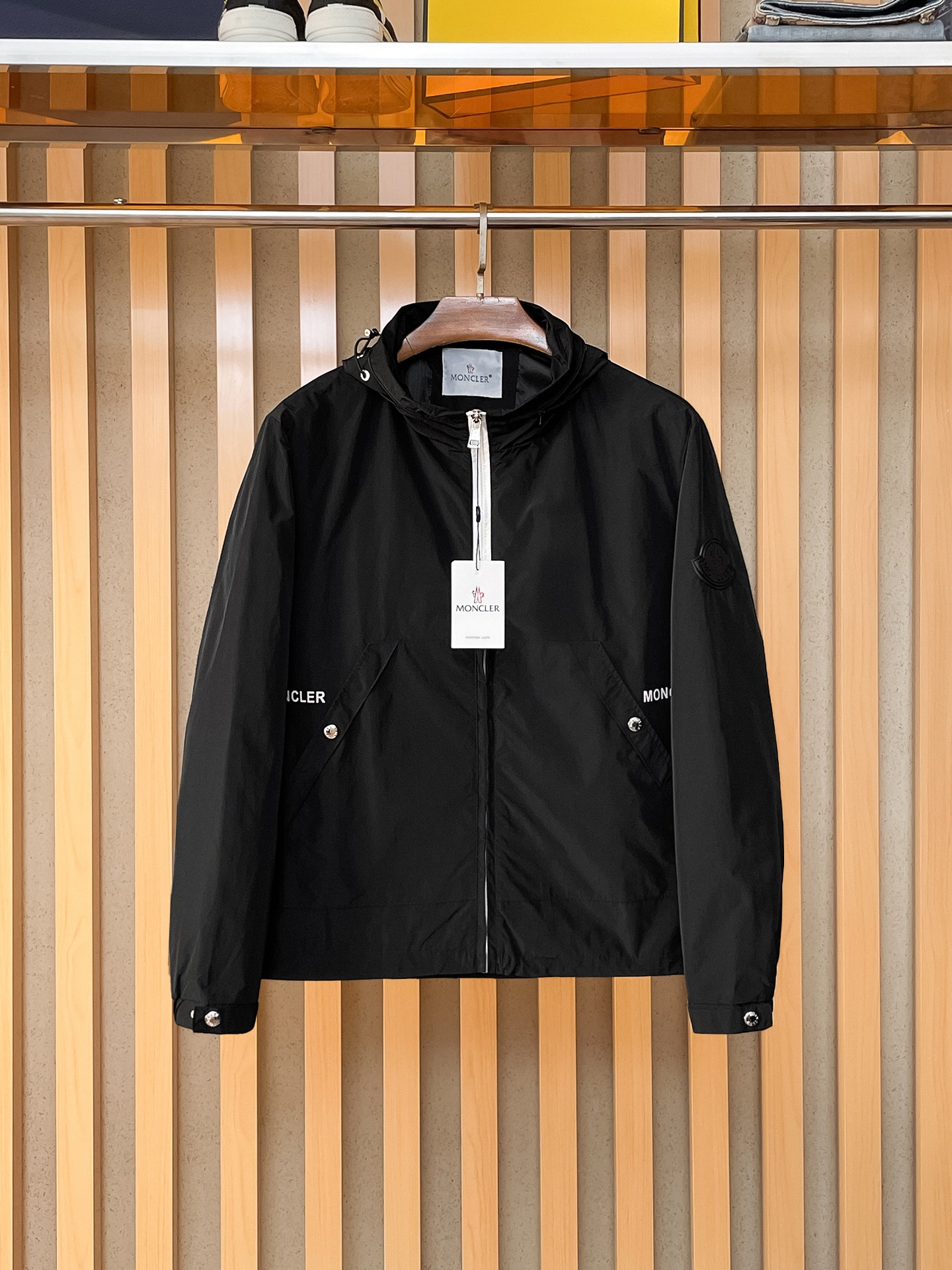 NO:869507,Same style as Mengkou official website, on sale in advance!  2026ss new men's jacket, original three-standard high-end version!  With hidden hood, custom-made fabrics at the counter, highly breathable and comfortable, impeccable details, brand element design concept, reflecting high quality. It feels delicate and soft!  It presents a casual cut and the upper body shape is awesome!  Size M～3XL, maximum wearing capacity is 195 catties.,,Moncler,jackets & coats,jackets & coats,hats,19860909蒙口 官网同款,提前发售！2026ss新款男士夹克外套,原单三标齐全高端版本！带隐藏帽,专柜定制面料 透气舒适度高,细节无可挑剔,品牌元素设计理念,体现高品质.手感细腻柔软！呈现休闲裁剪,上身版型超赞！码数M～3XL,最大穿195斤.,,Moncler,jackets & coats,jackets & coats,hats,,Men's clothing