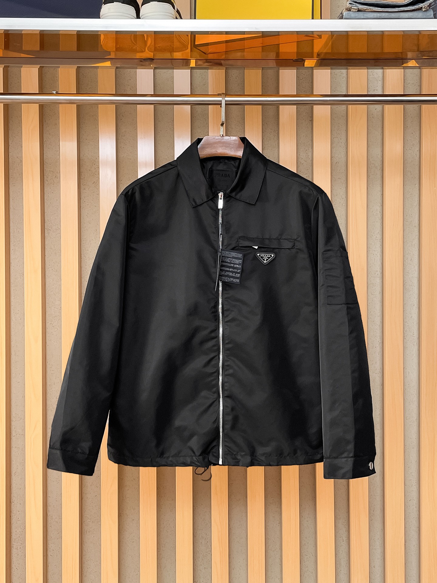 NO:869517,Same style as Prada official website, on sale in advance!  2026ss new men's jacket, original three-standard high-end version!  With hidden hood, custom-made fabrics at the counter, highly breathable and comfortable, impeccable details, brand element design concept, reflecting high quality. It feels delicate and soft!  It presents a casual cut and the upper body shape is awesome!  Size M～3XL, maximum wearing capacity is 195 catties.,,prada,jackets & coats,jackets & coats,hats,19860909普拉达 官网同款,提前发售！2026ss新款男士夹克外套,原单三标齐全高端版本！带隐藏帽,专柜定制面料 透气舒适度高,细节无可挑剔,品牌元素设计理念,体现高品质.手感细腻柔软！呈现休闲裁剪,上身版型超赞！码数M～3XL,最大穿195斤.,,prada,jackets & coats,jackets & coats,hats,,Men's clothing