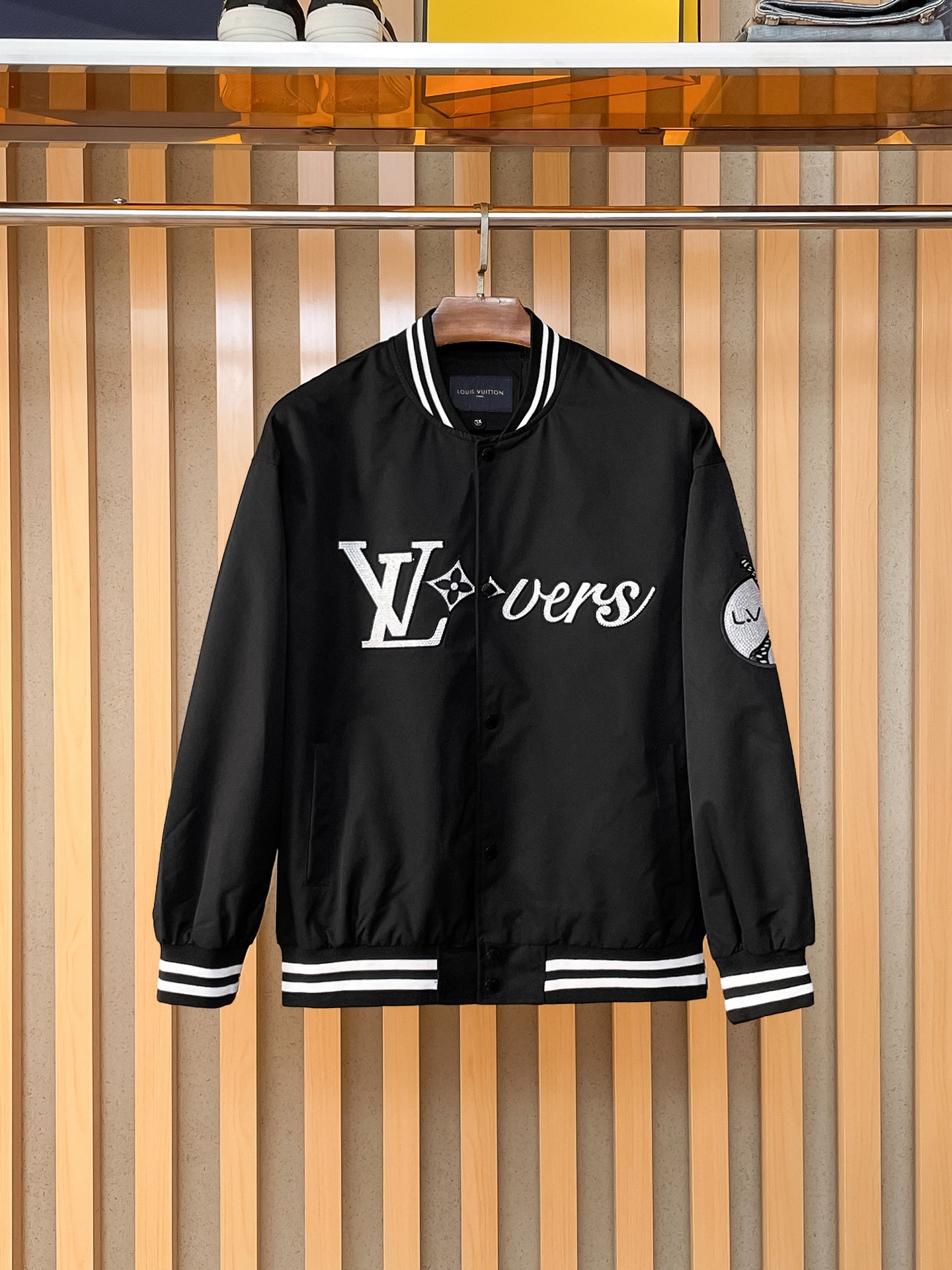 NO:869526,Same style as on LV official website, on sale in advance!  2026ss new men's jacket, original three-standard high-end version!  With hidden hood, custom-made fabrics at the counter, highly breathable and comfortable, impeccable details, brand element design concept, reflecting high quality. It feels delicate and soft!  It presents a casual cut and the upper body shape is awesome!  Size M～3XL, maximum wear is 195kg.,,louis vuitton,jackets & coats,jackets & coats,hats,19860909LV 官网同款,提前发售！2026ss新款男士夹克外套,原单三标齐全高端版本！带隐藏帽,专柜定制面料 透气舒适度高,细节无可挑剔,品牌元素设计理念,体现高品质.手感细腻柔软！呈现休闲裁剪,上身版型超赞！码数M～3XL,最大穿195斤.,,louis vuitton,jackets & coats,jackets & coats,hats,,Men's clothing