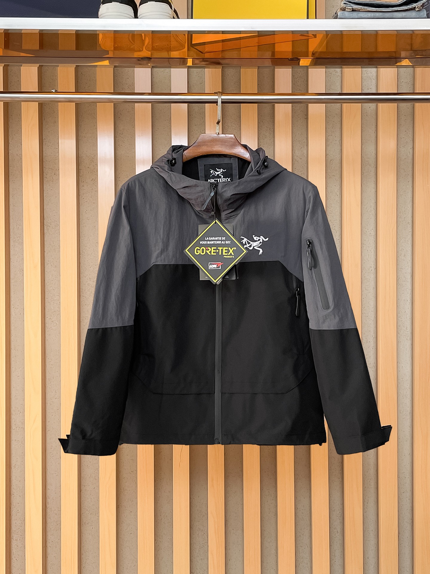 NO:869534,Same style as Arc’teryx official website, on sale in advance!  2026ss new men's jacket, original three-standard high-end version!  With hidden hood, custom-made fabrics at the counter, highly breathable and comfortable, impeccable details, brand element design concept, reflecting high quality. It feels delicate and soft!  It presents a casual cut and the upper body shape is awesome!  Size M～3XL, maximum wearing capacity is 195 catties.,arc'teryx,jackets & coats,jackets & coats,hats,19860909始祖鸟 官网同款,提前发售！2026ss新款男士夹克外套,原单三标齐全高端版本！带隐藏帽,专柜定制面料 透气舒适度高,细节无可挑剔,品牌元素设计理念,体现高品质.手感细腻柔软！呈现休闲裁剪,上身版型超赞！码数M～3XL,最大穿195斤.,arc'teryx,jackets & coats,jackets & coats,hats,,Men's clothing