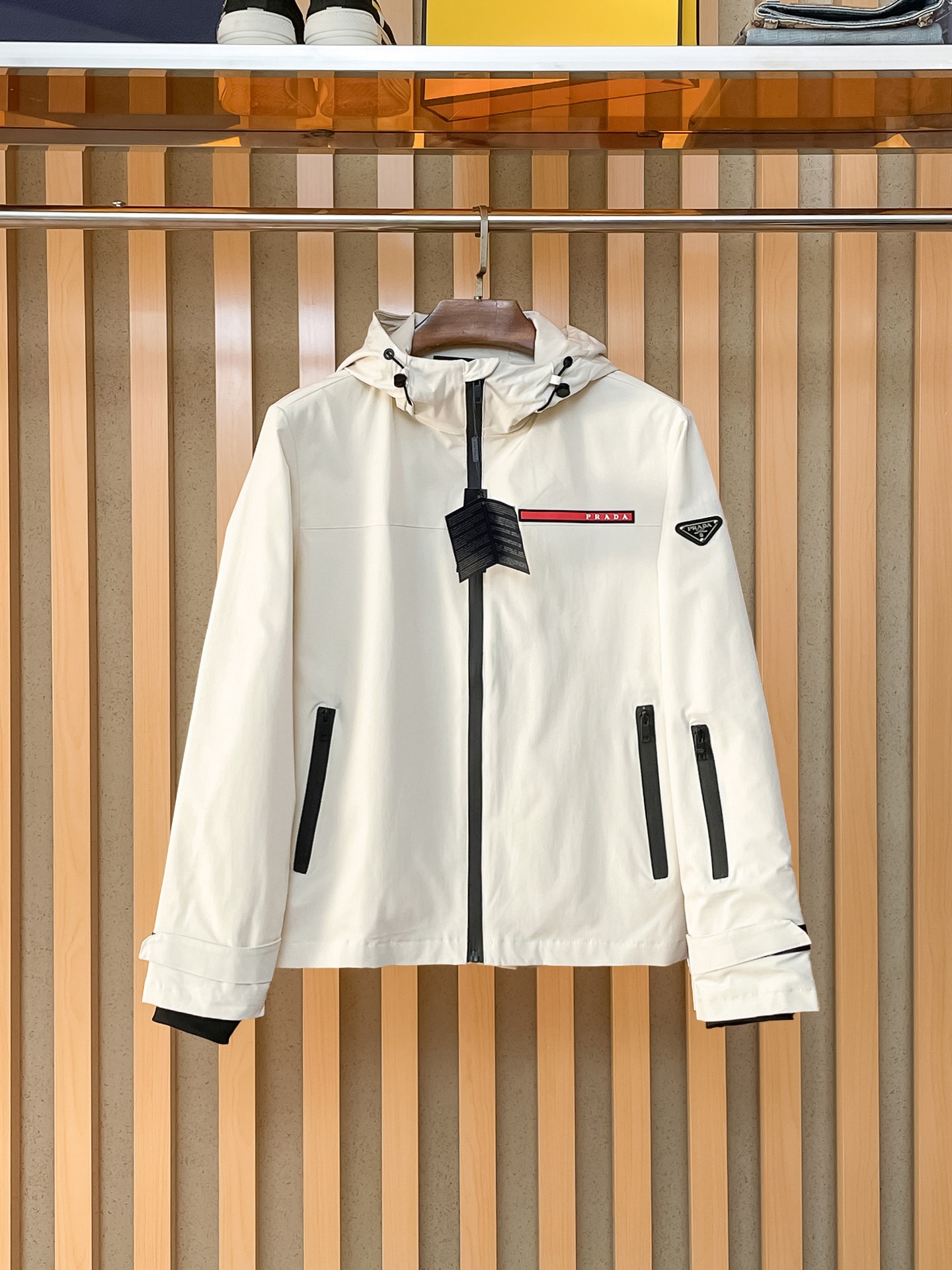 NO:869543,Same style as Prada official website, on sale in advance!  2026ss new men's jacket, original three-standard high-end version!  With hidden hood, custom-made fabrics at the counter, highly breathable and comfortable, impeccable details, brand element design concept, reflecting high quality. It feels delicate and soft!  It presents a casual cut and the upper body shape is awesome!  Size M～3XL, maximum wearing capacity is 195 catties.,,prada,jackets & coats,jackets & coats,hats,19860909普拉达 官网同款,提前发售！2026ss新款男士夹克外套,原单三标齐全高端版本！带隐藏帽,专柜定制面料 透气舒适度高,细节无可挑剔,品牌元素设计理念,体现高品质.手感细腻柔软！呈现休闲裁剪,上身版型超赞！码数M～3XL,最大穿195斤.,,prada,jackets & coats,jackets & coats,hats,,Men's clothing