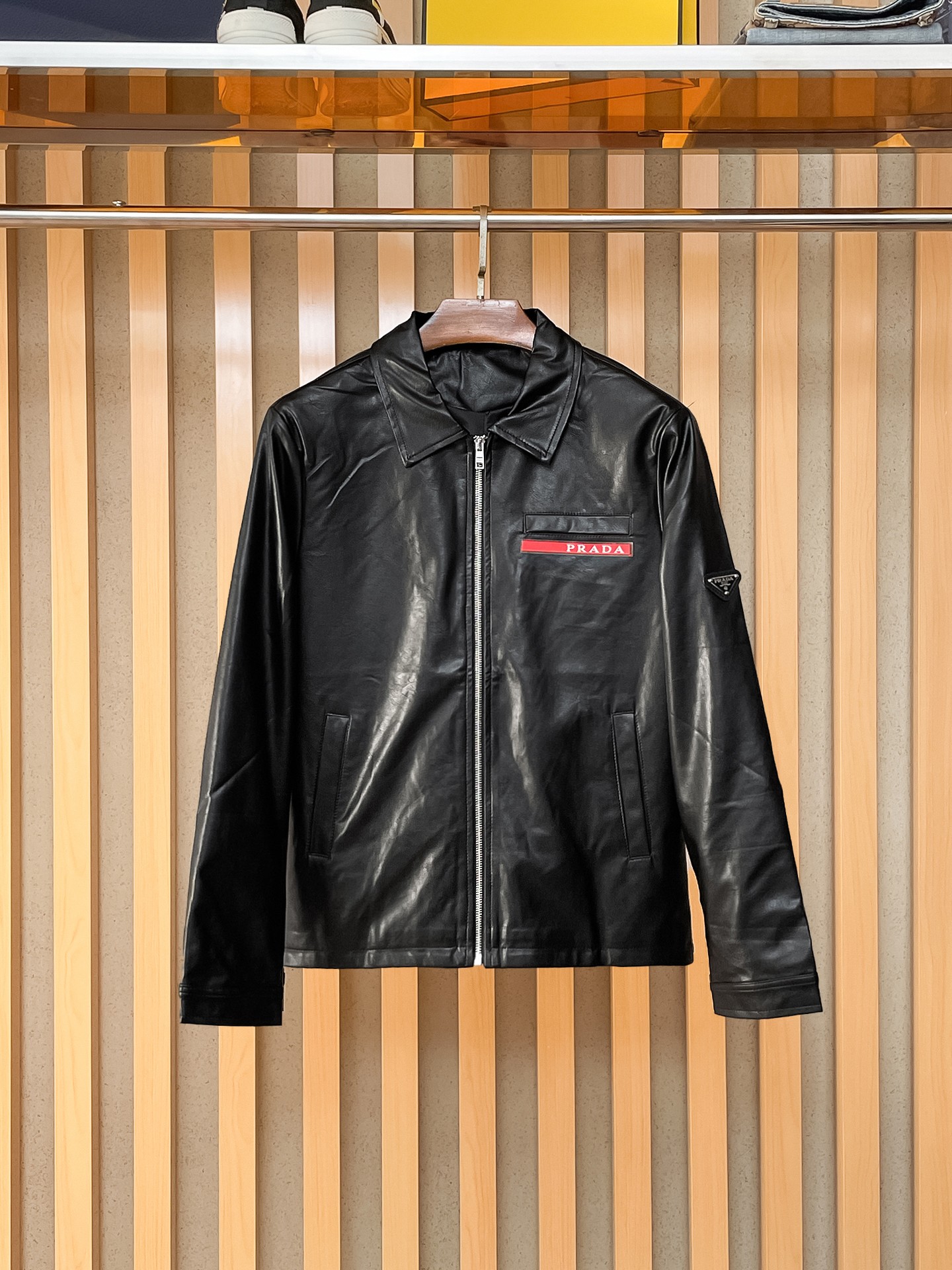 NO:869633,Same style as Prada official website, on sale in advance!  2026ss spring new men's leather jacket, original three-standard high-end version!  With hidden hood, custom-made fabrics at the counter, highly breathable and comfortable, impeccable details, brand element design concept, reflecting high quality. It feels delicate and soft!  It presents a casual cut and the upper body shape is awesome!  Size M～3XL, maximum wear is 195 catties.,,prada,jackets & coats,jackets & coats,leather jacket,hats,19860909普拉达 官网同款,提前发售！2026ss开春新款男士皮衣夹克外套,原单三标齐全高端版本！带隐藏帽,专柜定制面料 透气舒适度高,细节无可挑剔,品牌元素设计理念,体现高品质.手感细腻柔软！呈现休闲裁剪,上身版型超赞！码数M～3XL,最大穿195斤.,,prada,jackets & coats,jackets & coats,leather jacket,hats,,Men's clothing