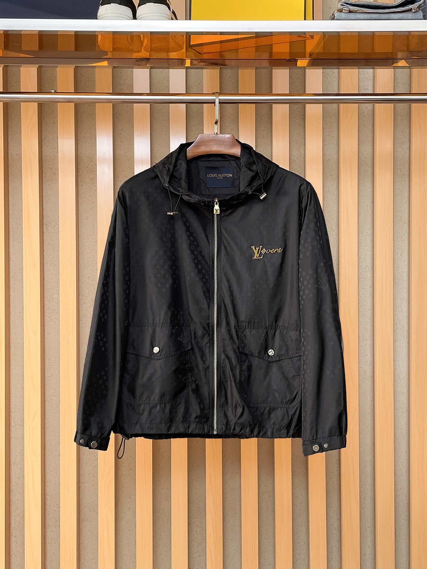 NO:869551,Same style as on LV official website, on sale in advance!  2026ss new men's jacket, original three-standard high-end version!  With hidden hood, custom-made fabrics at the counter, highly breathable and comfortable, impeccable details, brand element design concept, reflecting high quality. It feels delicate and soft!  It presents a casual cut and the upper body shape is awesome!  Size M～3XL, maximum wear is 195kg.,,louis vuitton,jackets & coats,jackets & coats,hats,19860909LV 官网同款,提前发售！2026ss新款男士夹克外套,原单三标齐全高端版本！带隐藏帽,专柜定制面料 透气舒适度高,细节无可挑剔,品牌元素设计理念,体现高品质.手感细腻柔软！呈现休闲裁剪,上身版型超赞！码数M～3XL,最大穿195斤.,,louis vuitton,jackets & coats,jackets & coats,hats,,Men's clothing