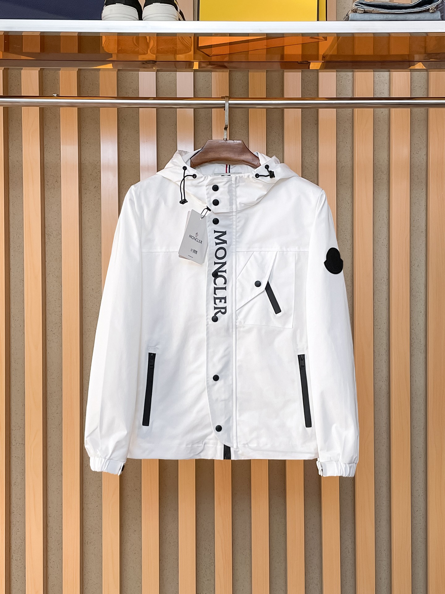NO:869566,Same style as Mengkou official website, on sale in advance!  2026ss new men's jacket, original three-standard high-end version!  With hidden hood, custom-made fabrics at the counter, highly breathable and comfortable, impeccable details, brand element design concept, reflecting high quality. It feels delicate and soft!  It presents a casual cut and the upper body shape is awesome!  Size M～3XL, maximum wearing capacity is 195 catties.,,Moncler,jackets & coats,jackets & coats,hats,19860909蒙口 官网同款,提前发售！2026ss新款男士夹克外套,原单三标齐全高端版本！带隐藏帽,专柜定制面料 透气舒适度高,细节无可挑剔,品牌元素设计理念,体现高品质.手感细腻柔软！呈现休闲裁剪,上身版型超赞！码数M～3XL,最大穿195斤.,,Moncler,jackets & coats,jackets & coats,hats,,Men's clothing