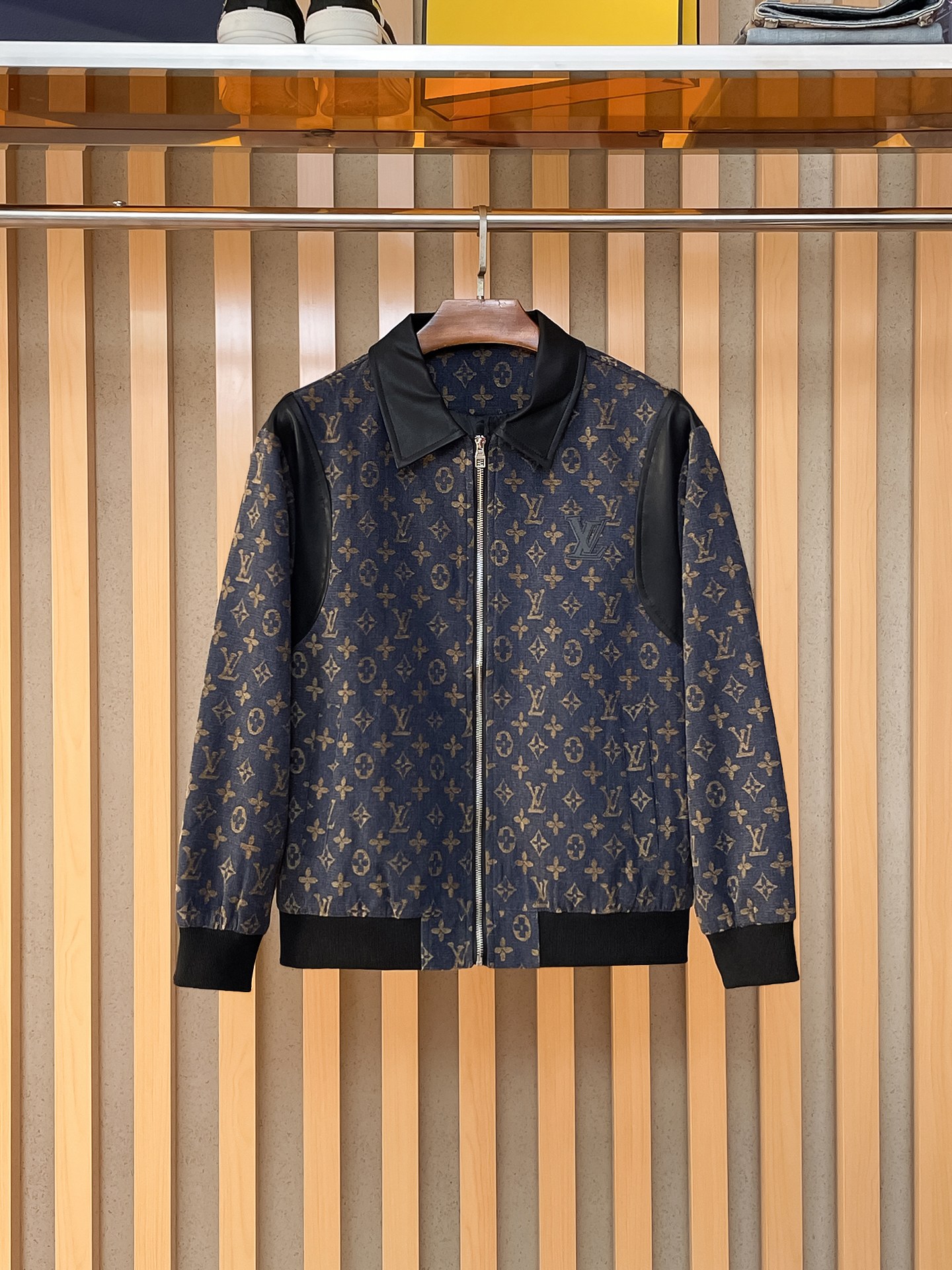 NO:869570,Same style as on LV official website, on sale in advance!  2026ss new men's denim jacket, original three-standard high-end version!  With hidden hood, custom-made fabrics at the counter, highly breathable and comfortable, impeccable details, brand element design concept, reflecting high quality. It feels delicate and soft!  It presents a casual cut and the upper body shape is awesome!  Size M～3XL, maximum wear is 195kg.,,louis vuitton,jackets & coats,jackets & coats,hats,19860909LV 官网同款,提前发售！2026ss新款男士牛仔夹克外套,原单三标齐全高端版本！带隐藏帽,专柜定制面料 透气舒适度高,细节无可挑剔,品牌元素设计理念,体现高品质.手感细腻柔软！呈现休闲裁剪,上身版型超赞！码数M～3XL,最大穿195斤.,,louis vuitton,jackets & coats,jackets & coats,hats,,Men's clothing
