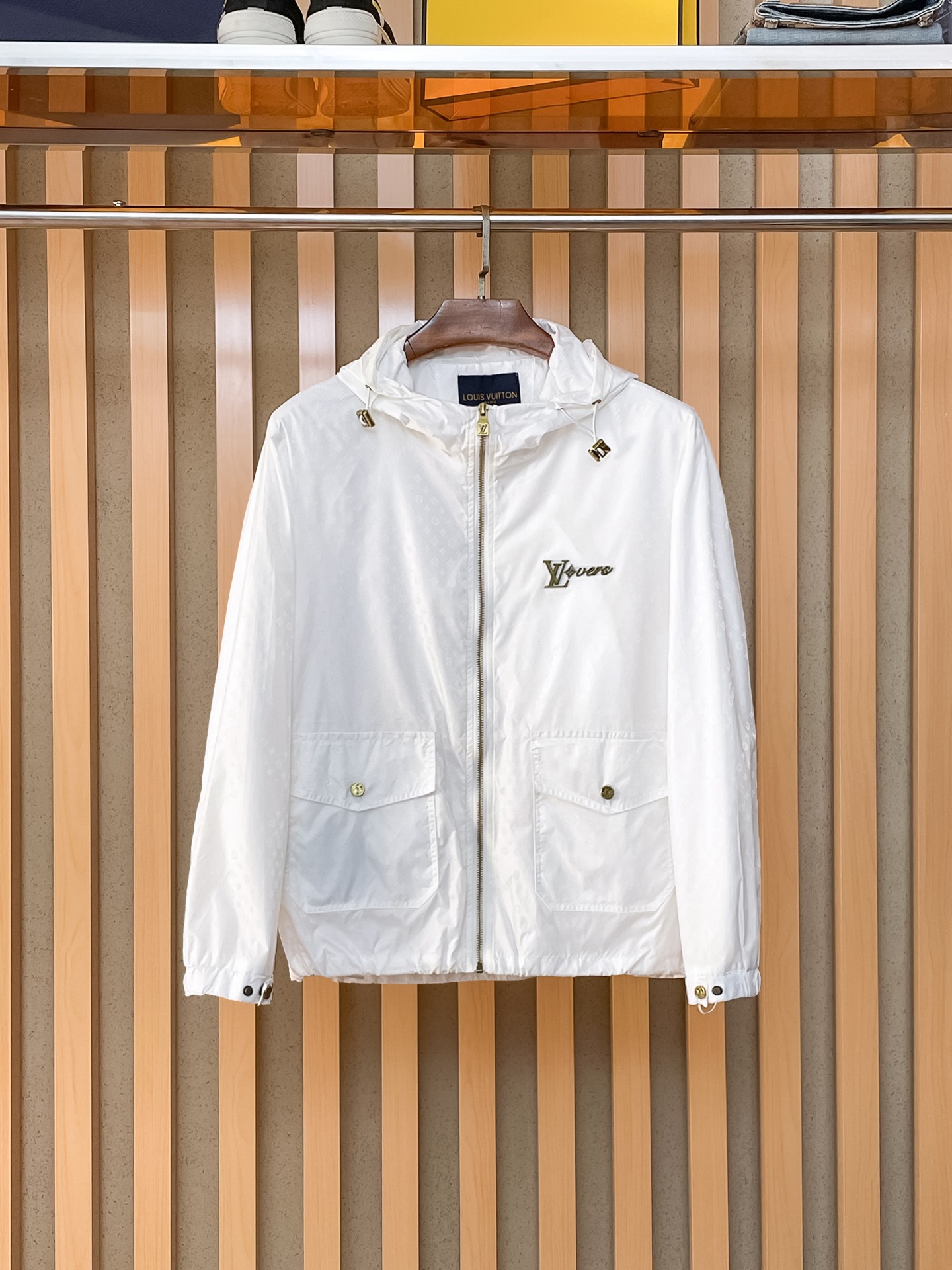 NO:869576,Same style as on LV official website, on sale in advance!  2026ss new men's jacket, original three-standard high-end version!  With hidden hood, custom-made fabrics at the counter, highly breathable and comfortable, impeccable details, brand element design concept, reflecting high quality. It feels delicate and soft!  It presents a casual cut and the upper body shape is awesome!  Size M～3XL, maximum wear is 195kg.,,louis vuitton,jackets & coats,jackets & coats,hats,19860909LV 官网同款,提前发售！2026ss新款男士夹克外套,原单三标齐全高端版本！带隐藏帽,专柜定制面料 透气舒适度高,细节无可挑剔,品牌元素设计理念,体现高品质.手感细腻柔软！呈现休闲裁剪,上身版型超赞！码数M～3XL,最大穿195斤.,,louis vuitton,jackets & coats,jackets & coats,hats,,Men's clothing