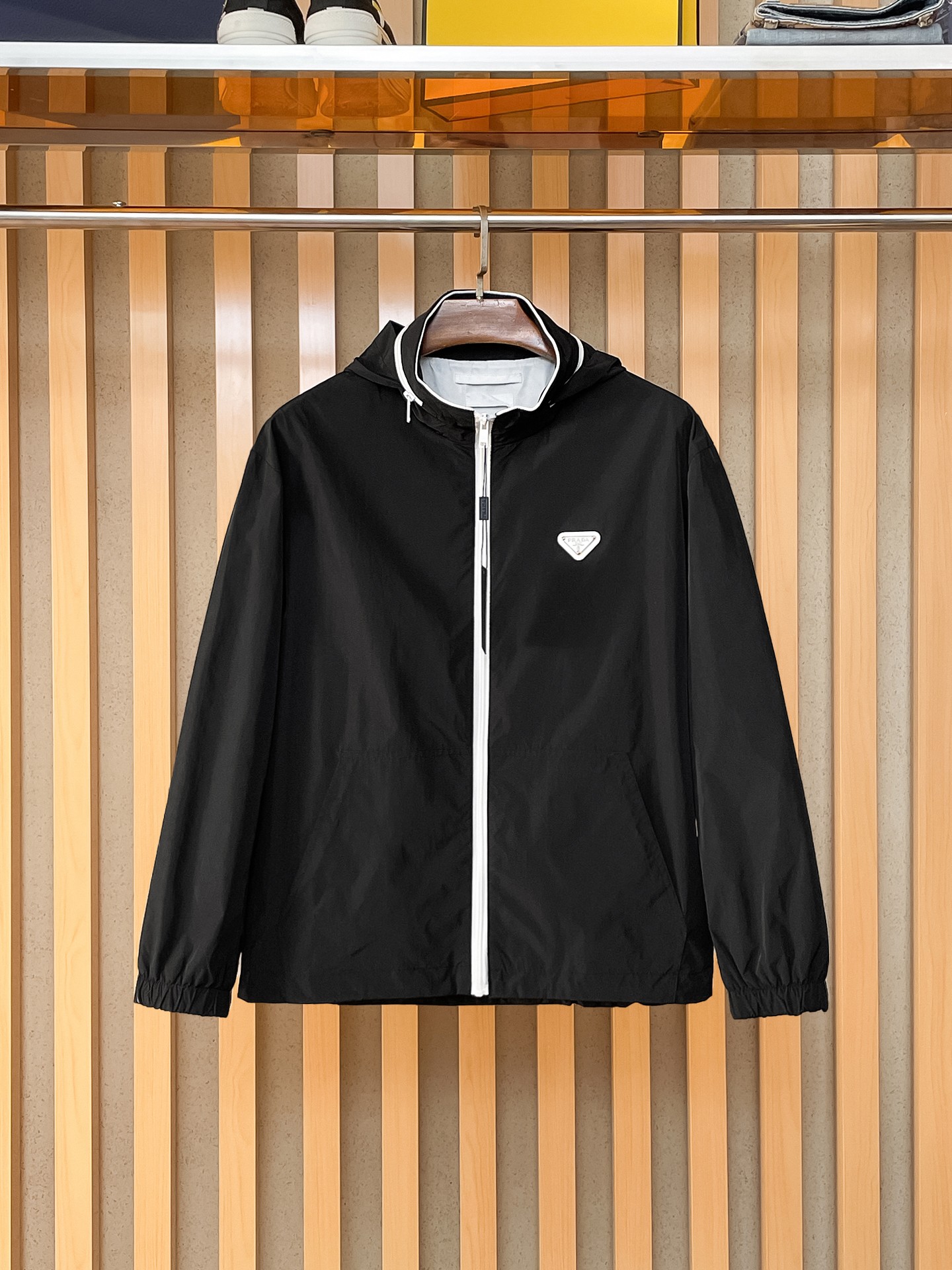 NO:869581,Same style as Prada official website, on sale in advance!  2026ss new men's jacket, original three-standard high-end version!  With hidden hood, custom-made fabrics at the counter, highly breathable and comfortable, impeccable details, brand element design concept, reflecting high quality. It feels delicate and soft!  It presents a casual cut and the upper body shape is awesome!  Size M～3XL, maximum wearing capacity is 195 catties.,,prada,jackets & coats,jackets & coats,hats,19860909普拉达 官网同款,提前发售！2026ss新款男士夹克外套,原单三标齐全高端版本！带隐藏帽,专柜定制面料 透气舒适度高,细节无可挑剔,品牌元素设计理念,体现高品质.手感细腻柔软！呈现休闲裁剪,上身版型超赞！码数M～3XL,最大穿195斤.,,prada,jackets & coats,jackets & coats,hats,,Men's clothing